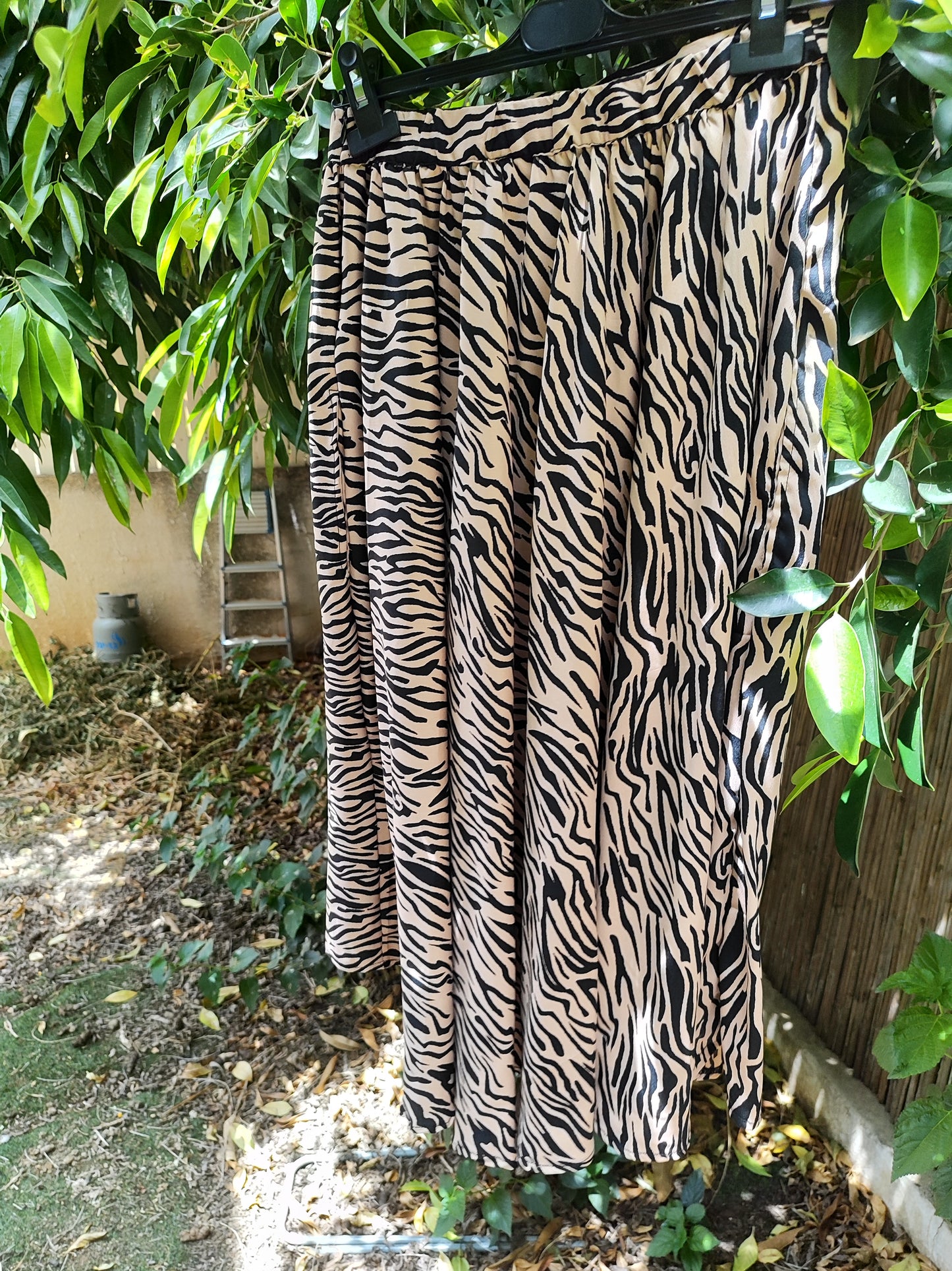 חצאית זברה בשחור וחום גומי ורוכסן מאחור.JILL
