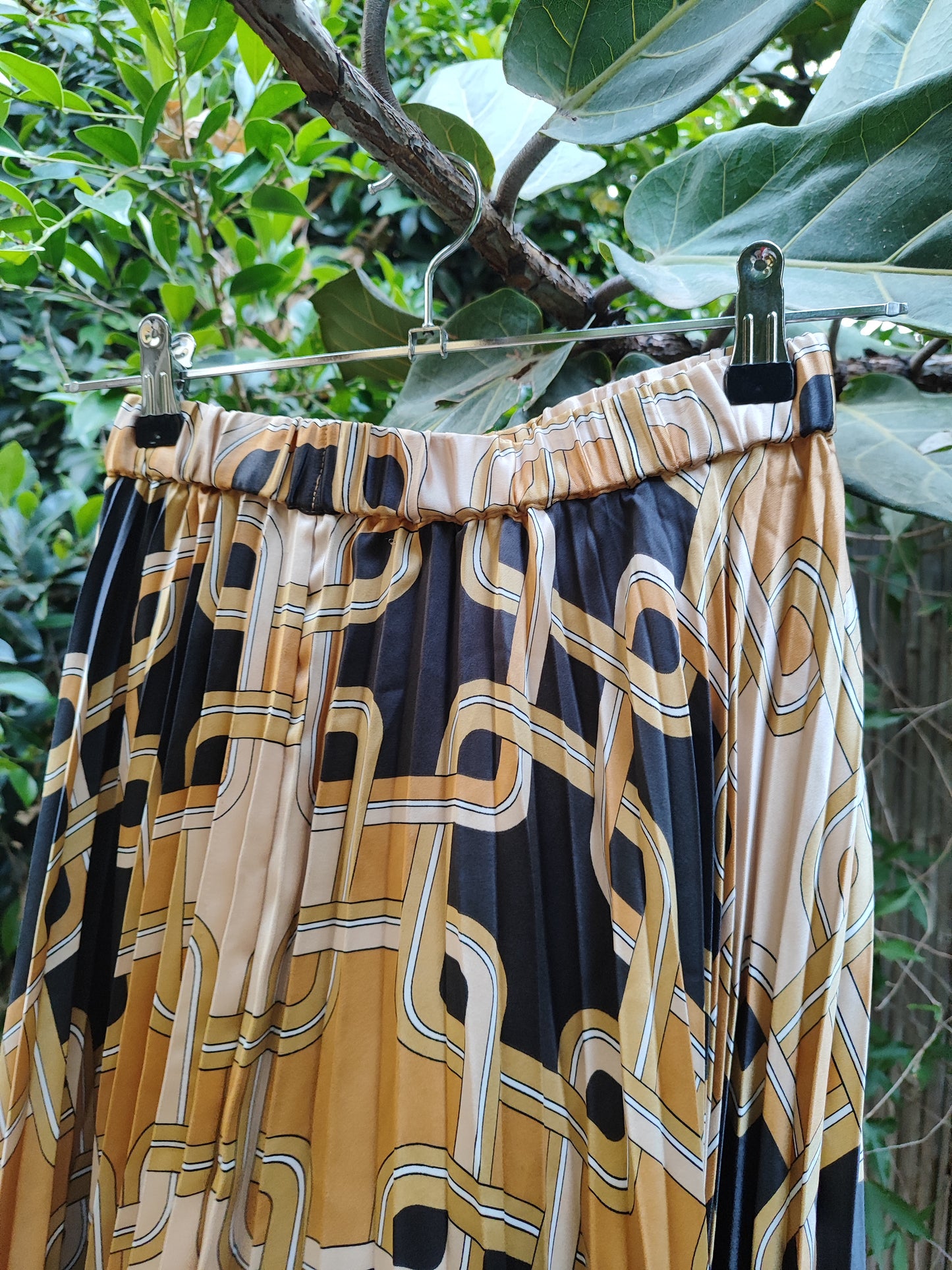 חצאית פליסה בשילוב מתחבר של ריבועי זהב  .H&M בשילוב מעצב אלן ריצ'ארד