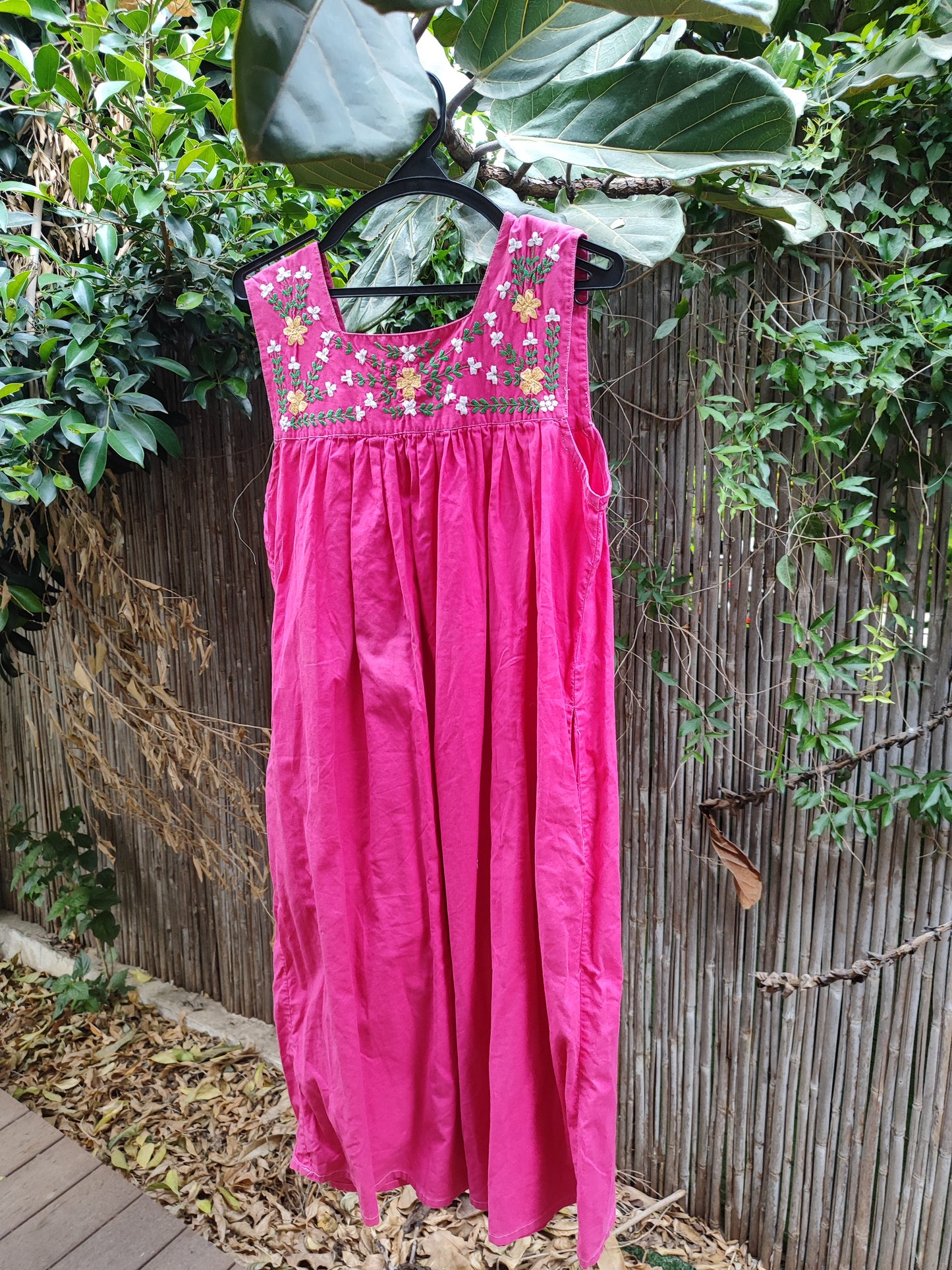 שמלת וינטג' ורודה רקומה בחזה וכיווצים