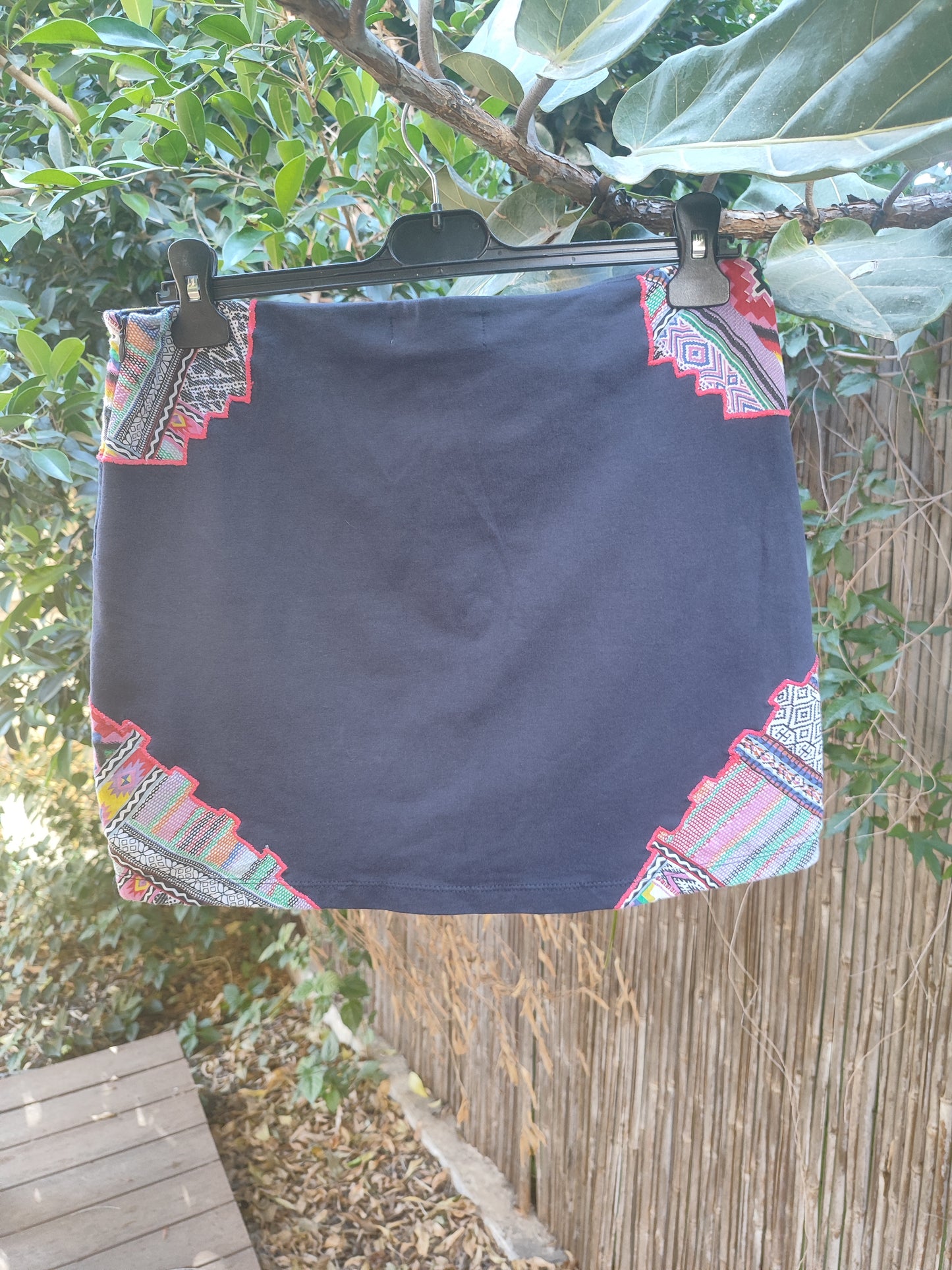חצאית מיני כחולה רקומה ומודפסת בצבעים