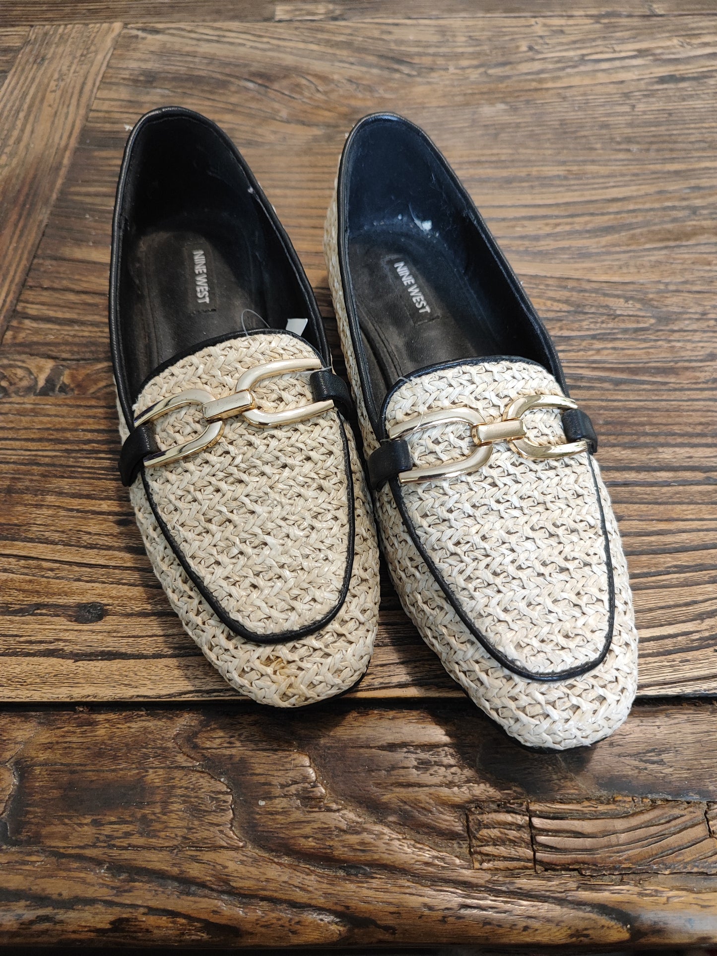 נעליי מוקסינים קרם בתוספת אבזם .NINE WEST