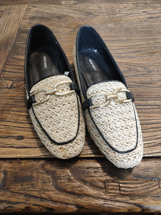 נעליי מוקסינים קרם בתוספת אבזם .NINE WEST