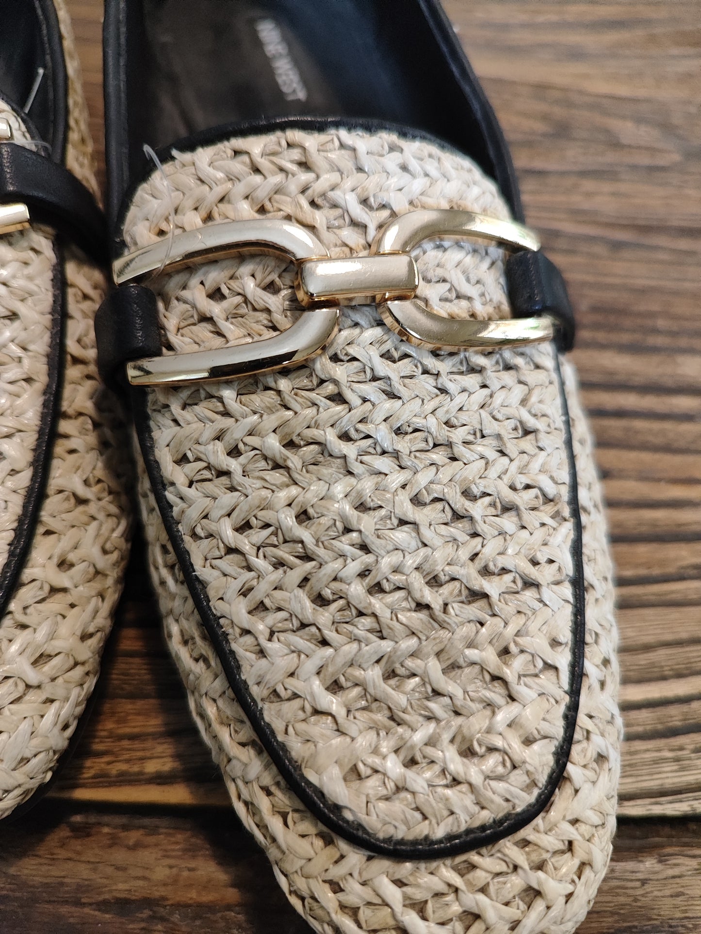 נעליי מוקסינים קרם בתוספת אבזם .NINE WEST