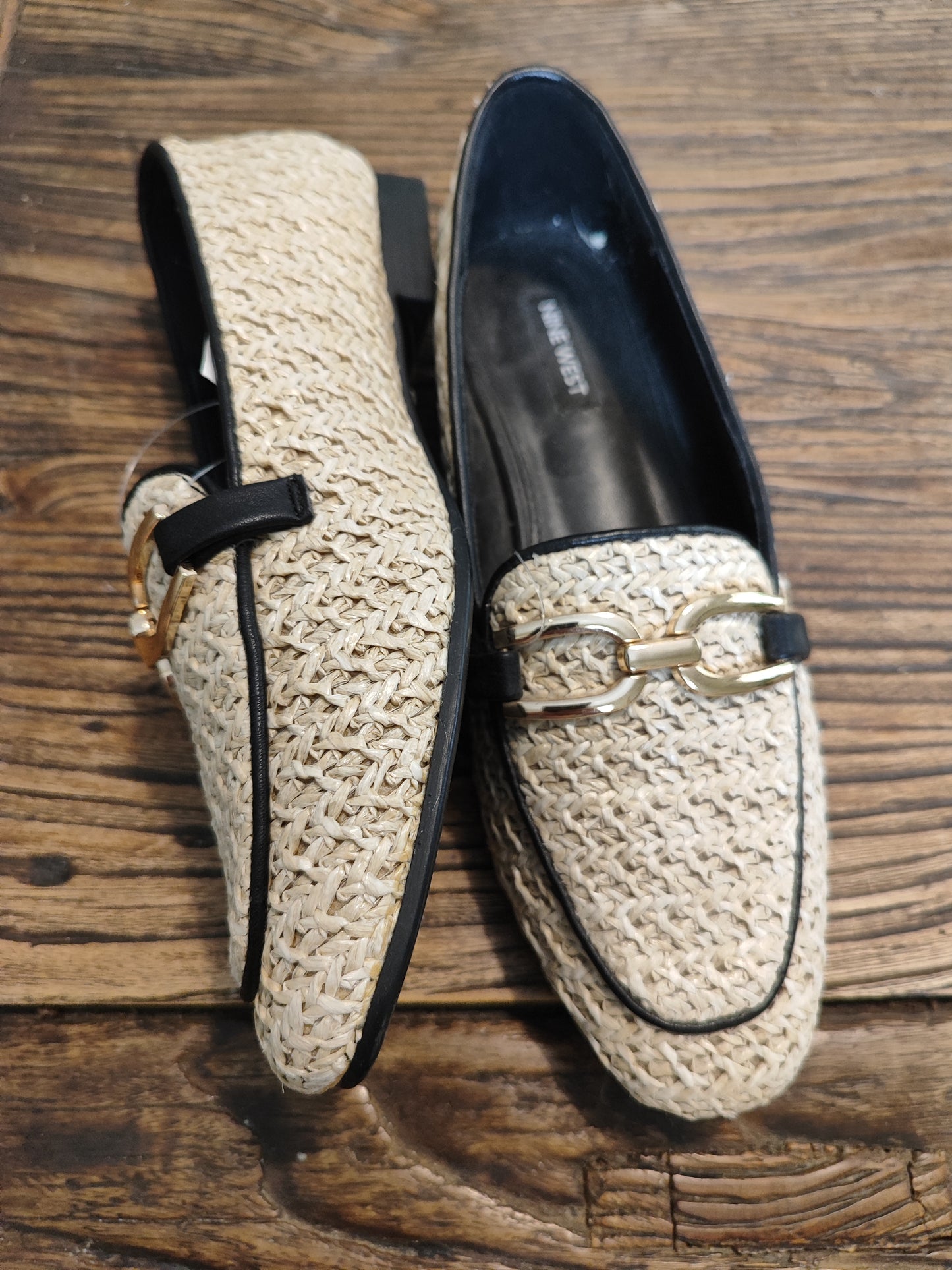נעליי מוקסינים קרם בתוספת אבזם .NINE WEST