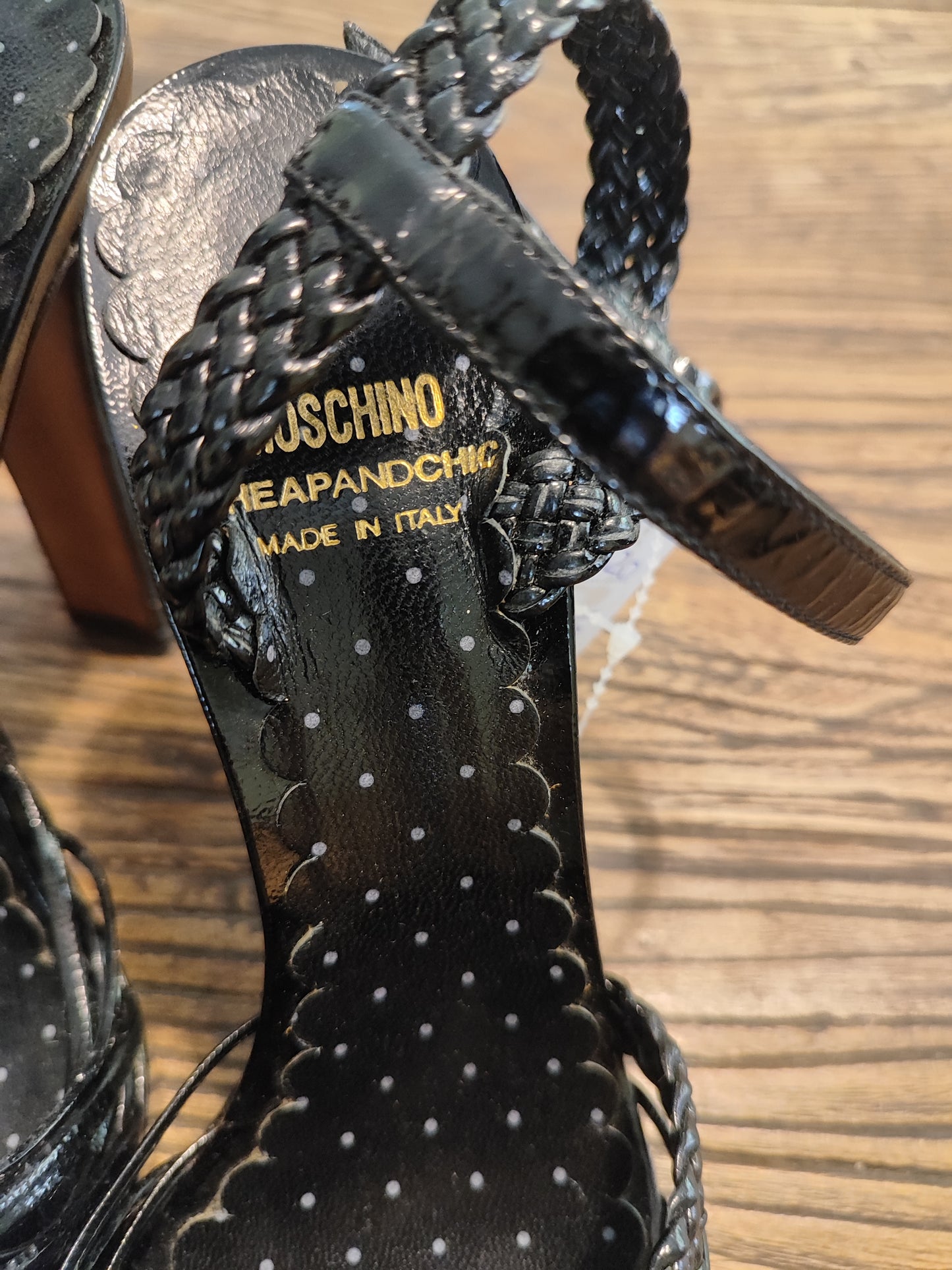 MOSCHINO. נעליי סנדל עקב  שחורות ברצועות קלועות אצבעות מציצות וסגירה אחורית