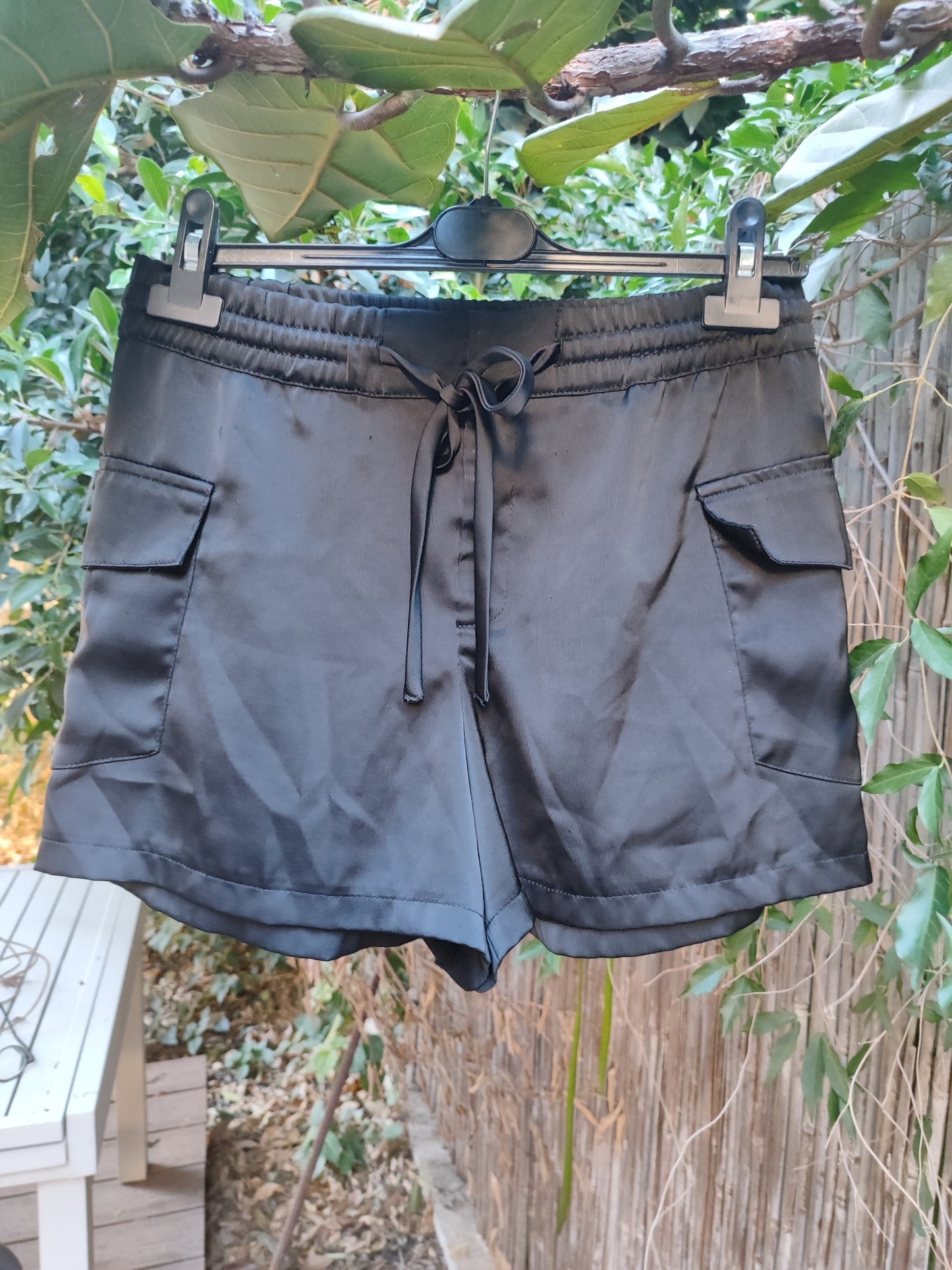 מכנסיים קצרים. סאטן . שחורים. במראה דגמ"ח  .ZARA