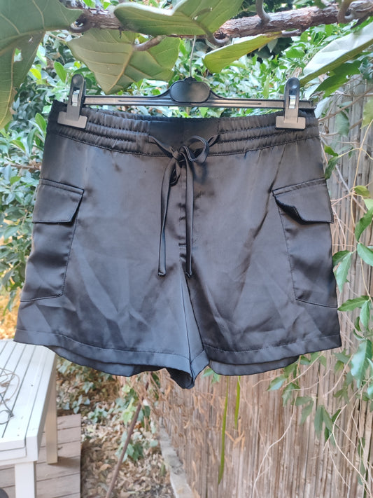 מכנסיים קצרים. סאטן . שחורים. במראה דגמ"ח  .ZARA