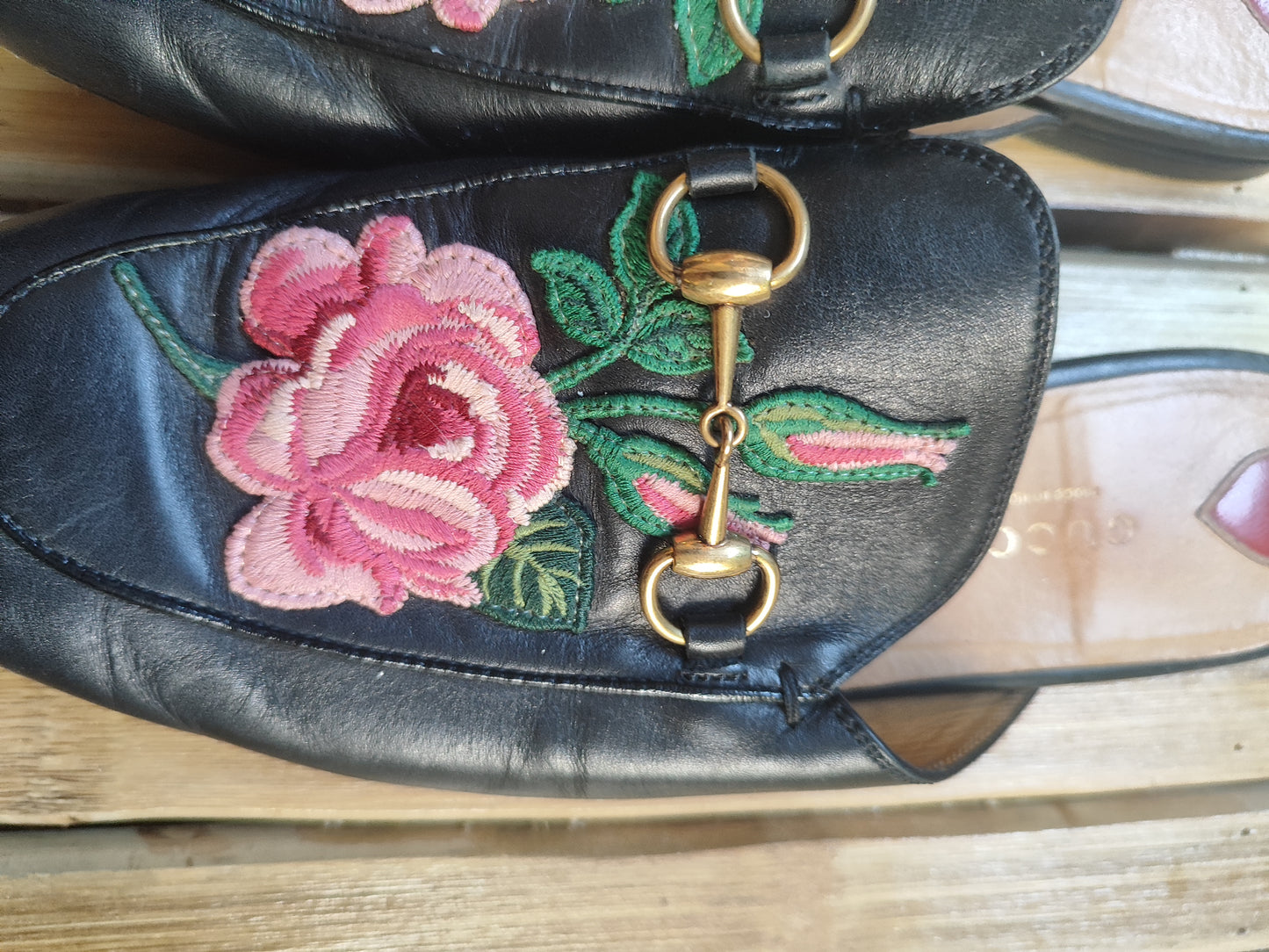 GUCCI. נעליים/כפכפי עור שטוחים שחורים פרח ורוד רקום בחזית