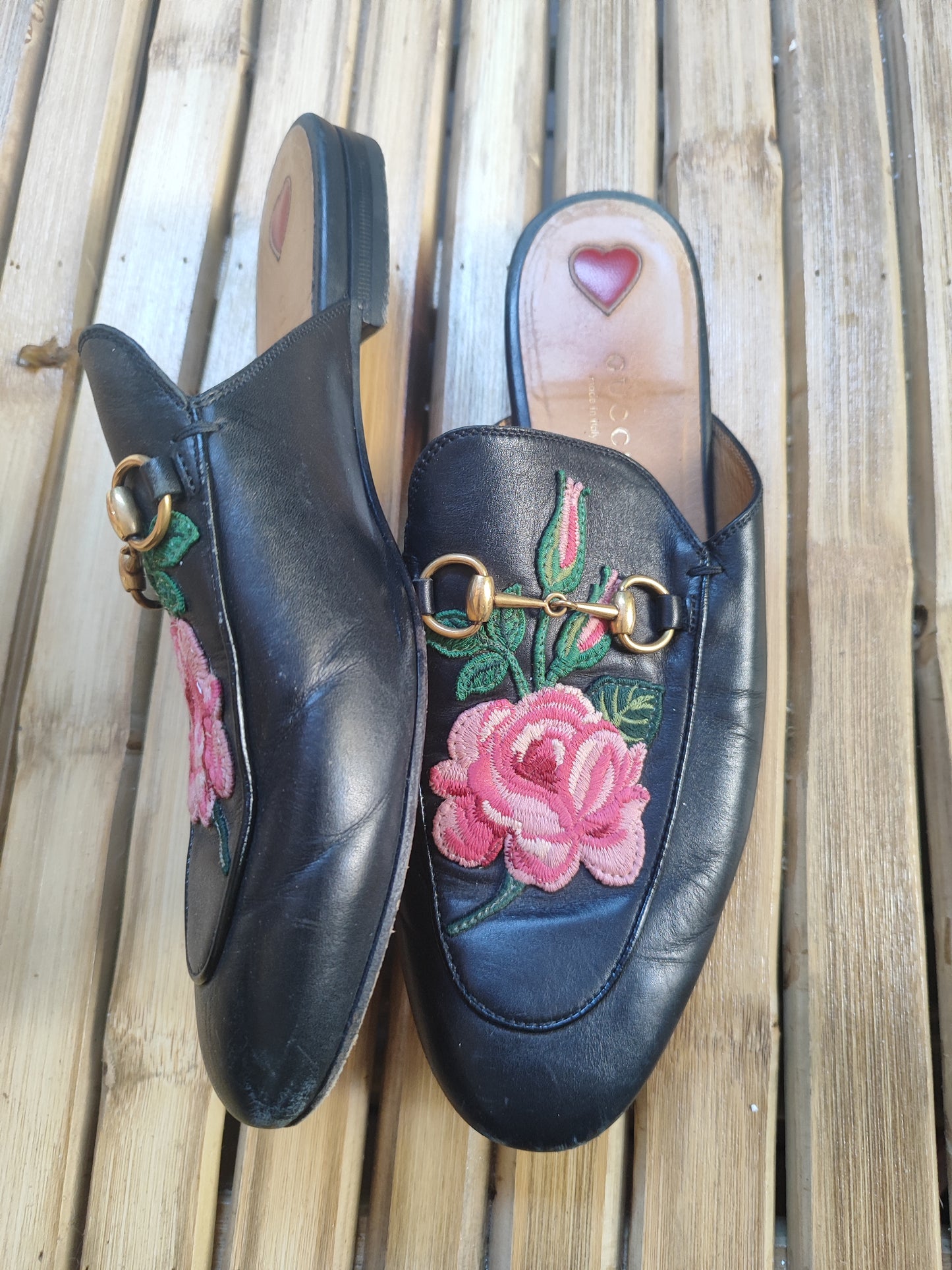 GUCCI. נעליים/כפכפי עור שטוחים שחורים פרח ורוד רקום בחזית