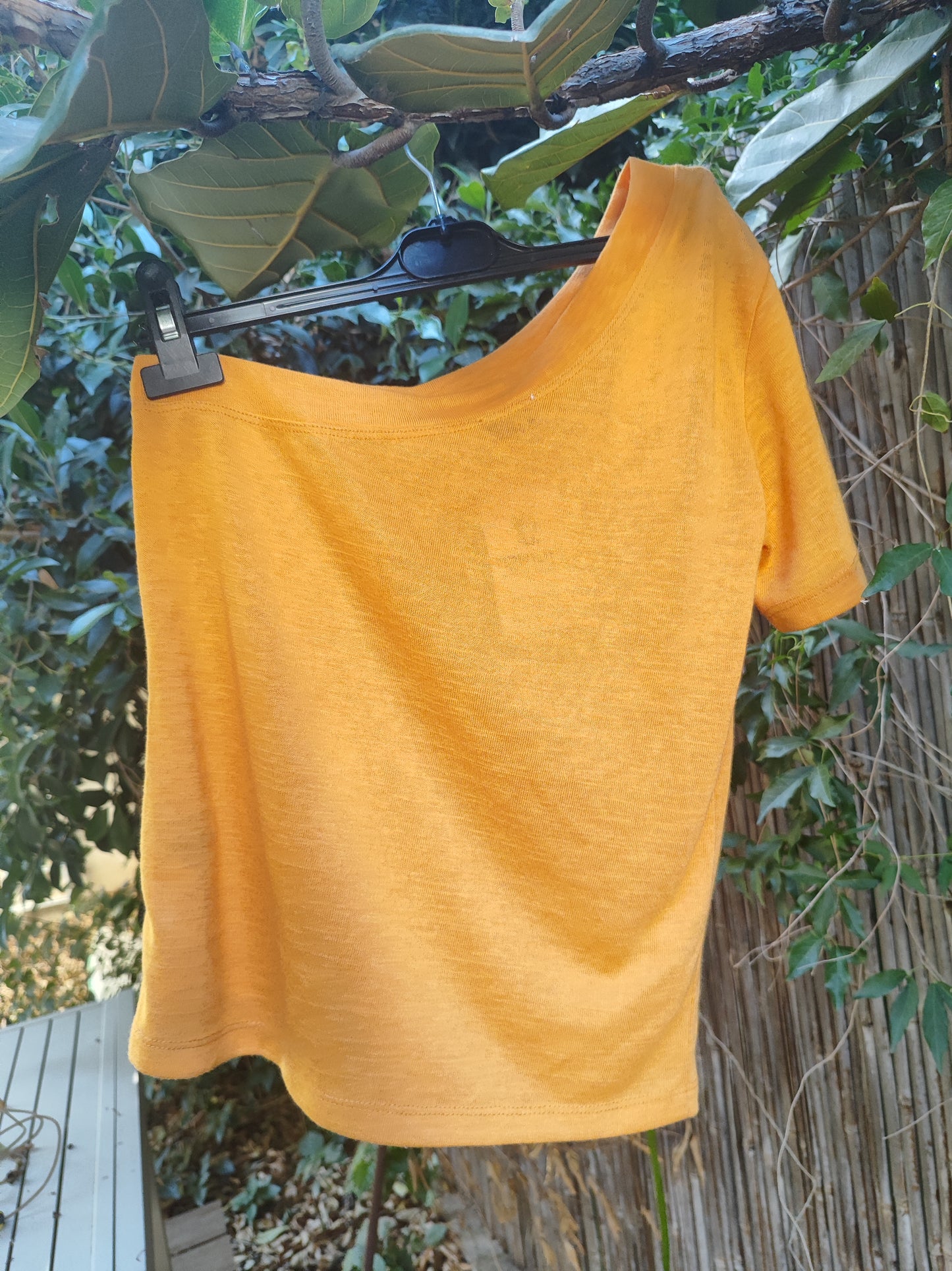חולצה כתומה כתף חשופה בצבע כתום שמח.CASTRO