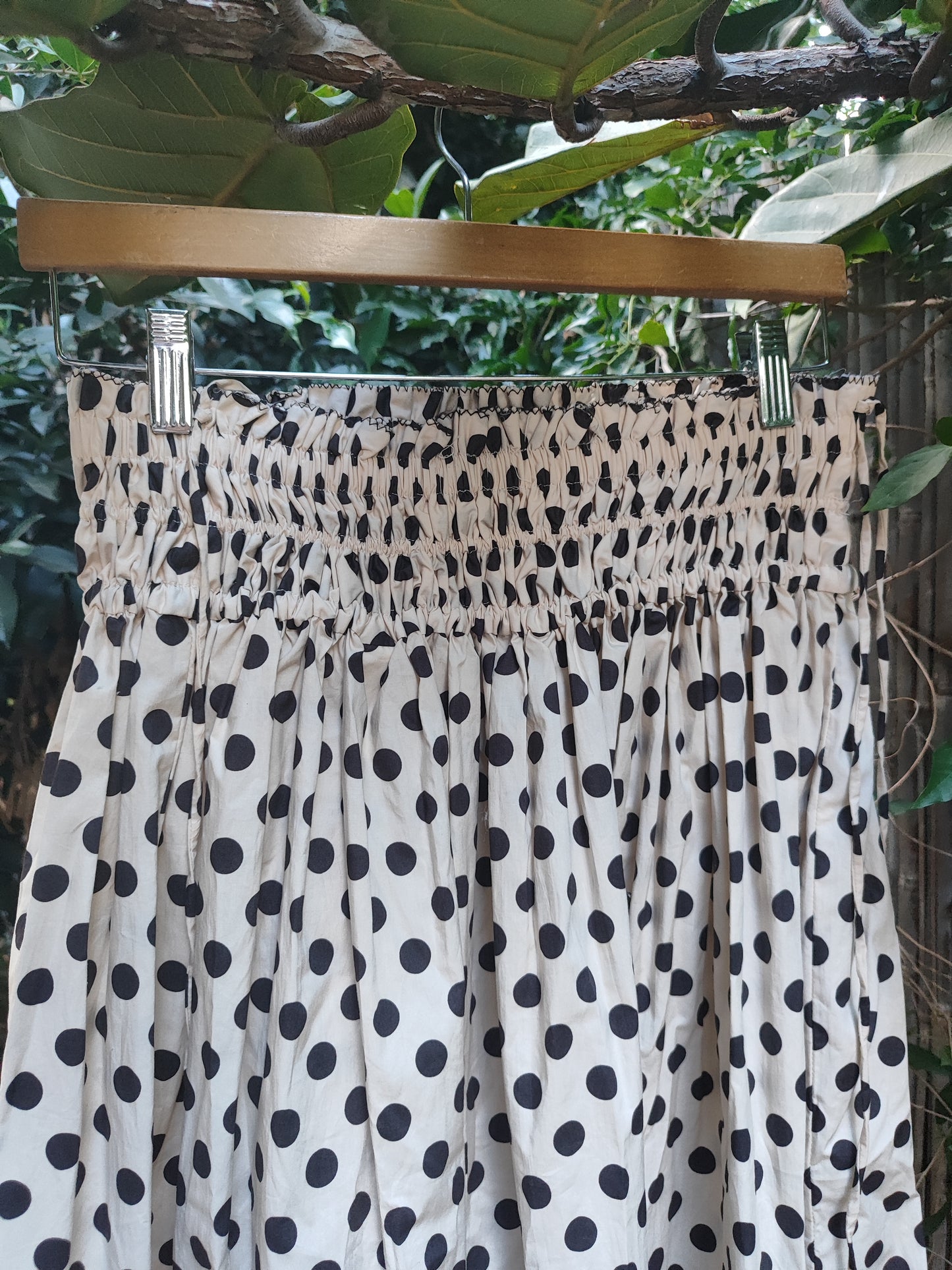 ZARA חצאית עיגולים חו\מים על רקע קרם בחגורת גומי מכווצת