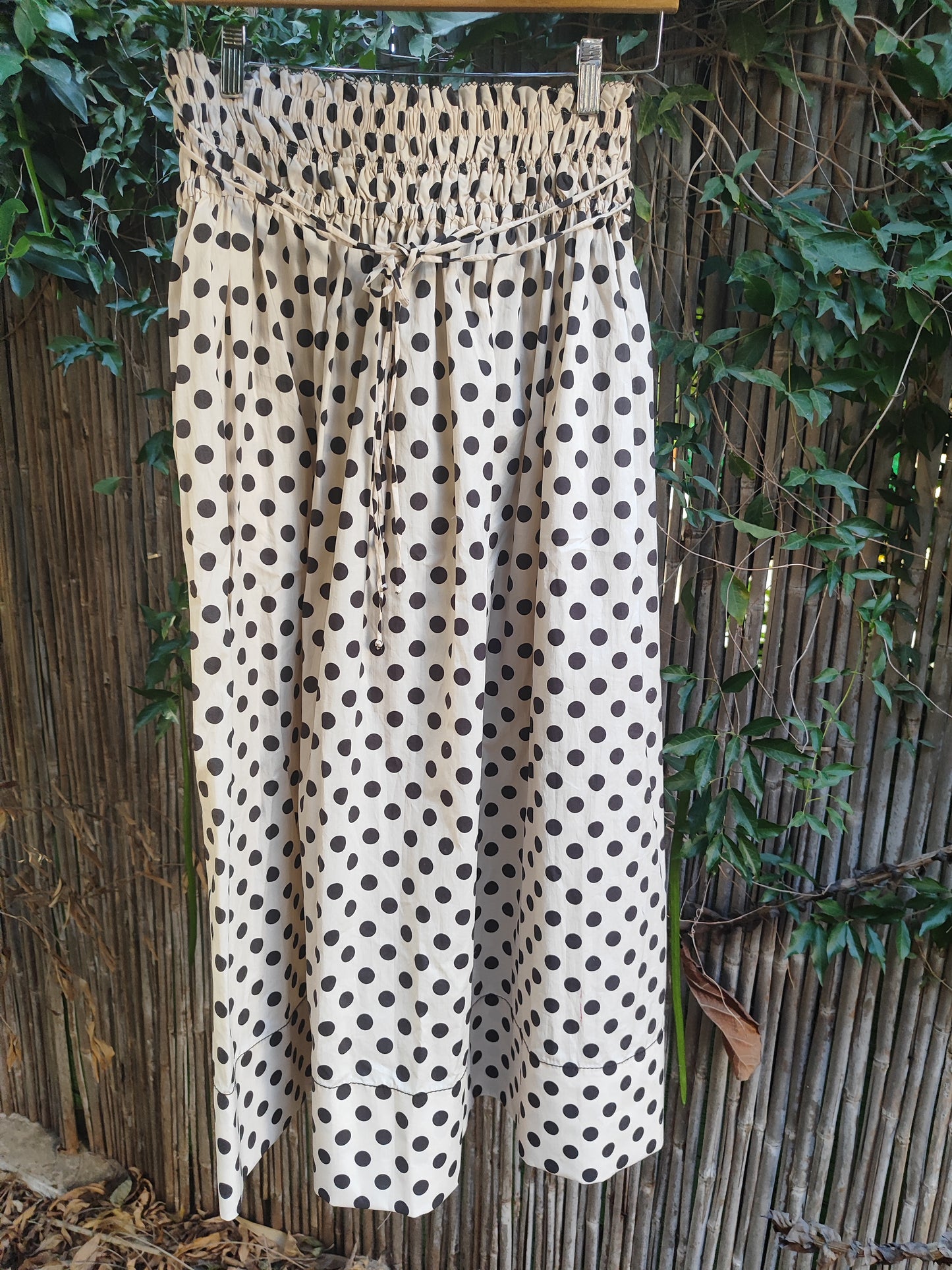 ZARA חצאית עיגולים חו\מים על רקע קרם בחגורת גומי מכווצת