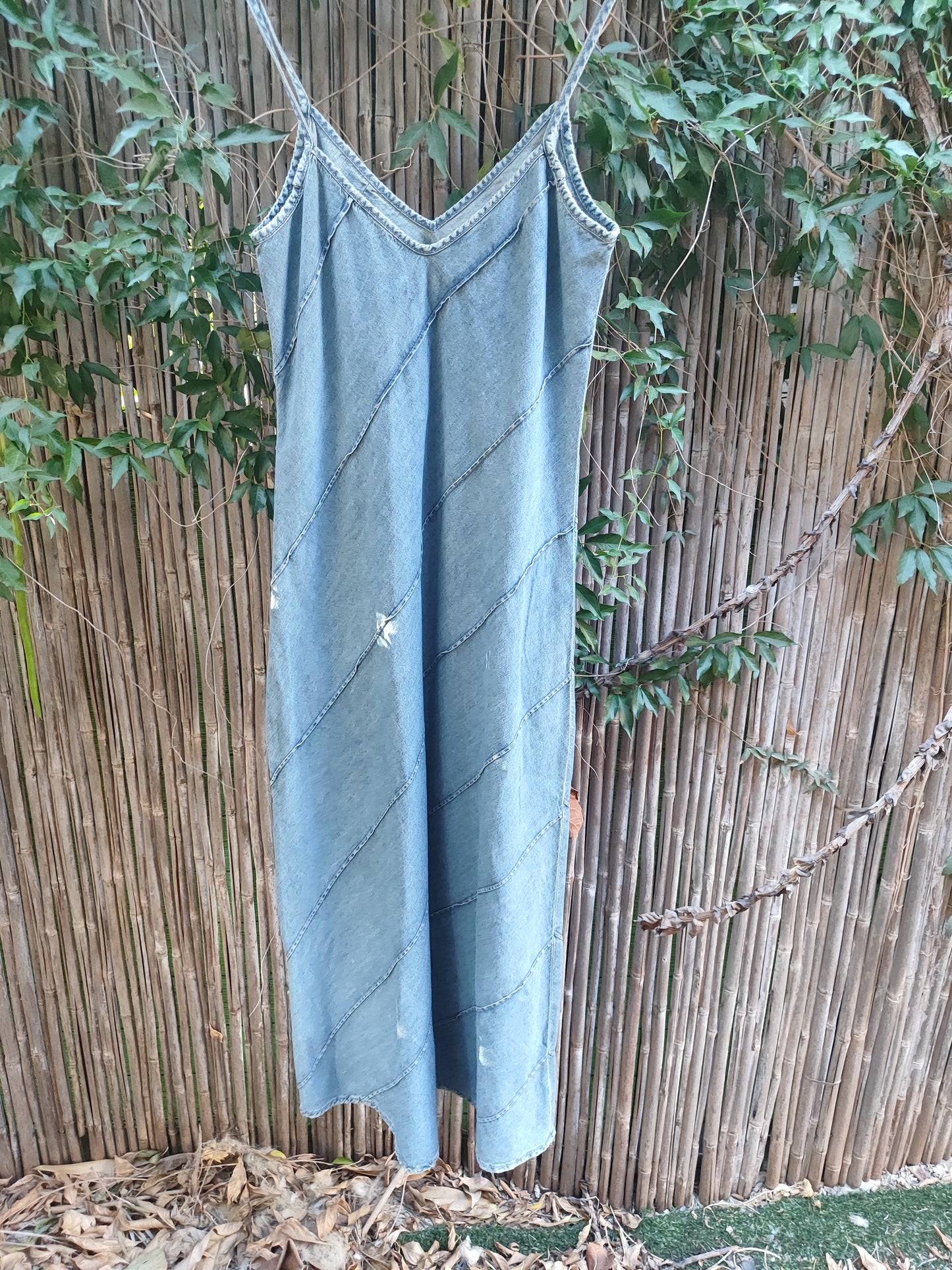 שמלה ג'ינס כחולה כתפיות דקות תפורה אלכסונים.ZARA