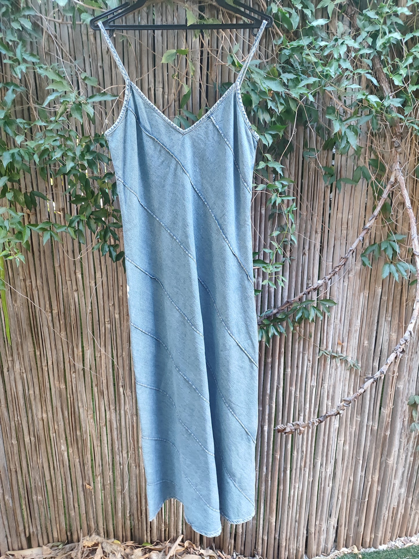 שמלה ג'ינס כחולה כתפיות דקות תפורה אלכסונים.ZARA
