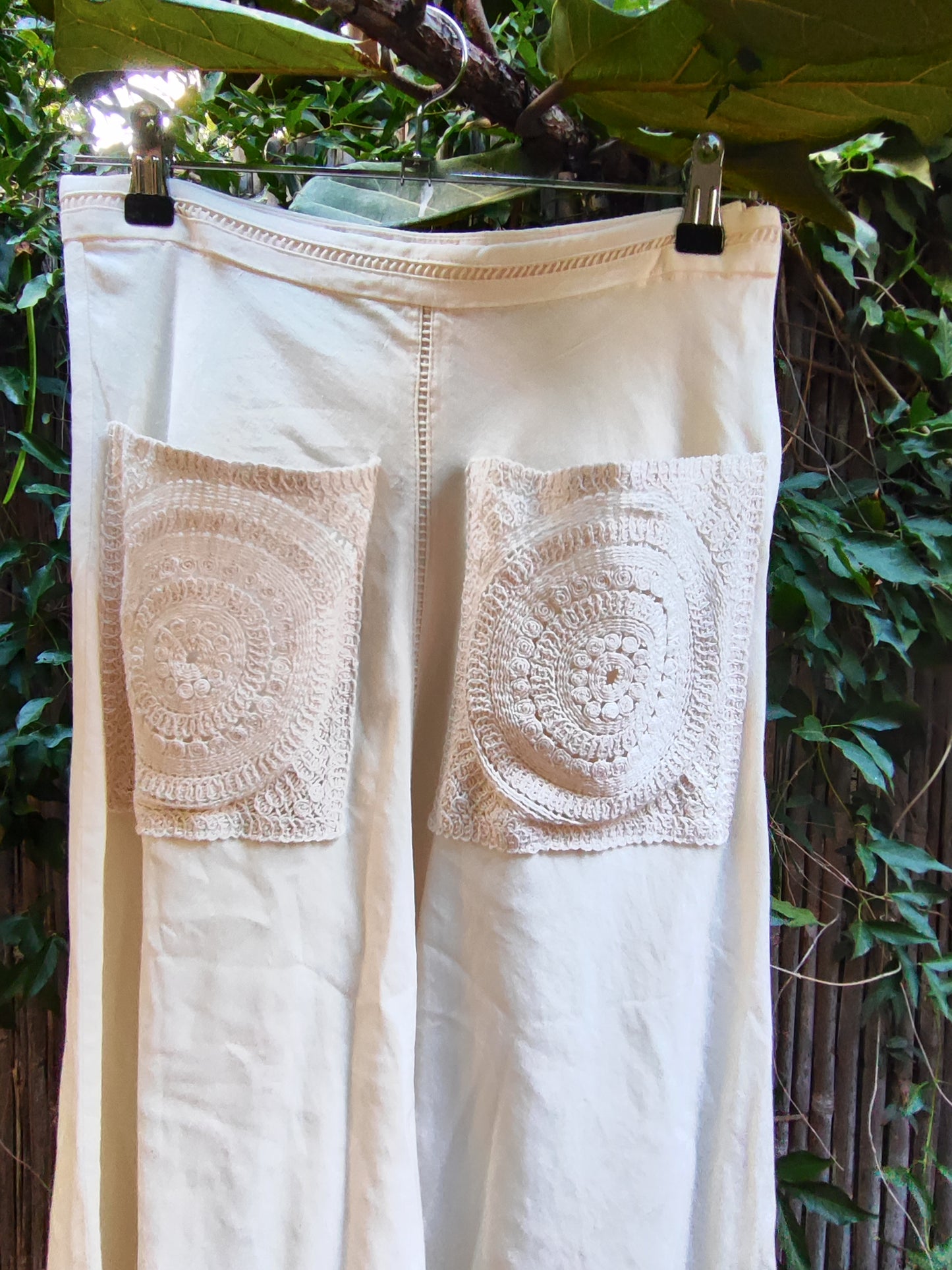 ZARA. חצאית אורכה ישרה קרם . קרושה של כיסים קידמיים ZARA