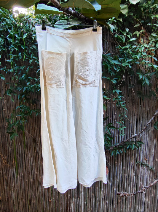 ZARA. חצאית אורכה ישרה קרם . קרושה של כיסים קידמיים ZARA
