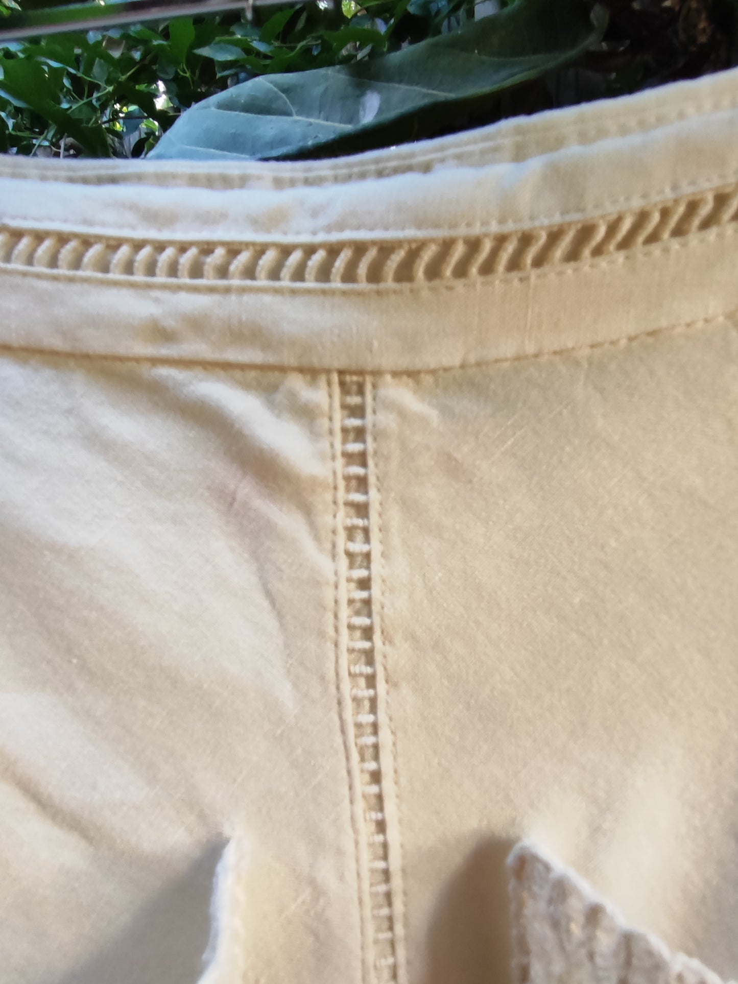 ZARA. חצאית אורכה ישרה קרם . קרושה של כיסים קידמיים ZARA