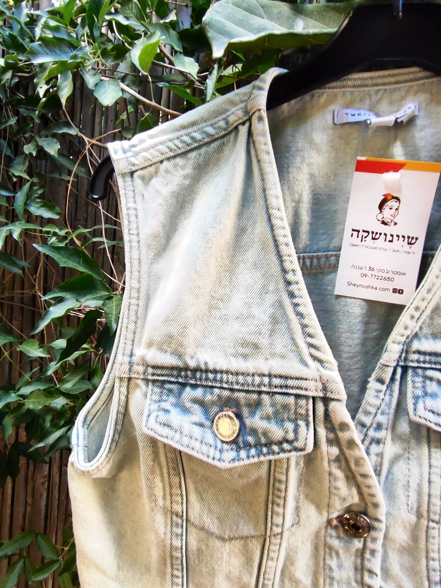 חולצת וסט ג'ינס קרופ מתוק בכפתור יחיד סוגר . TWENTYFOURSEVEN