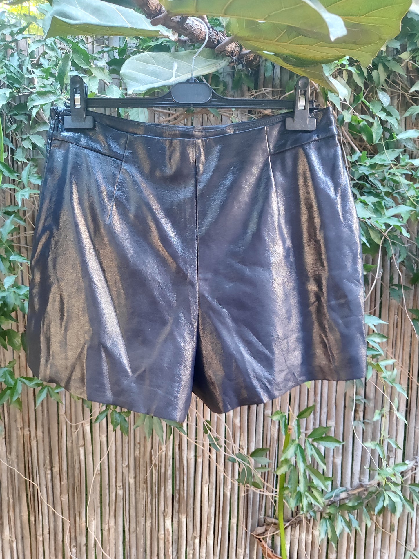 .מכנסיים קצרים שחורים אלטנטיים . דמוי עור .ZARA