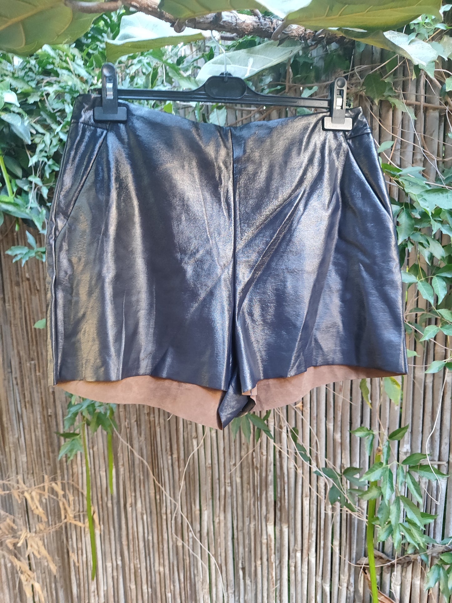 .מכנסיים קצרים שחורים אלטנטיים . דמוי עור .ZARA