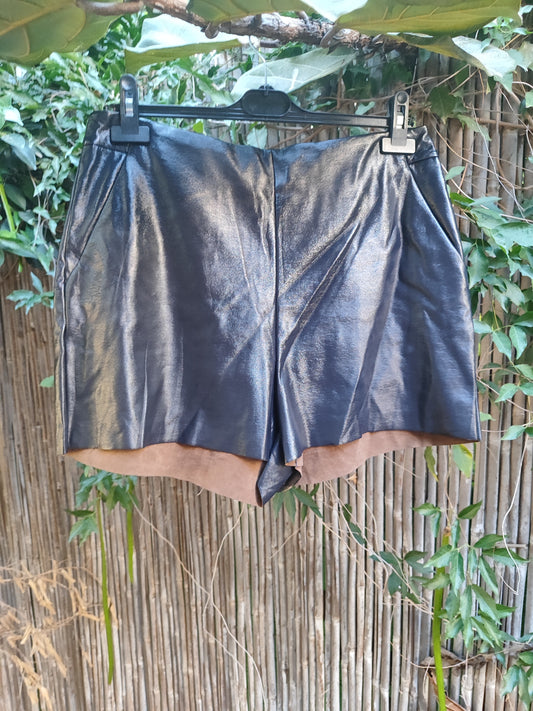 .מכנסיים קצרים שחורים אלטנטיים . דמוי עור .ZARA