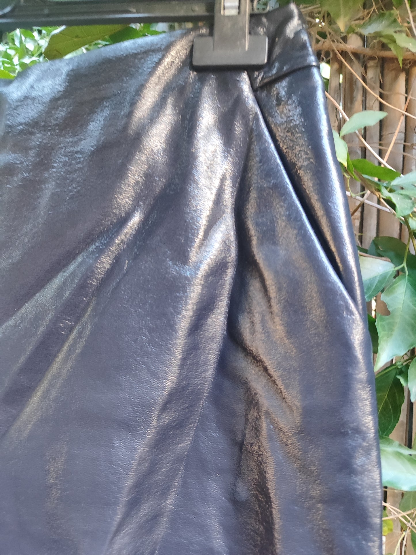 .מכנסיים קצרים שחורים אלטנטיים . דמוי עור .ZARA