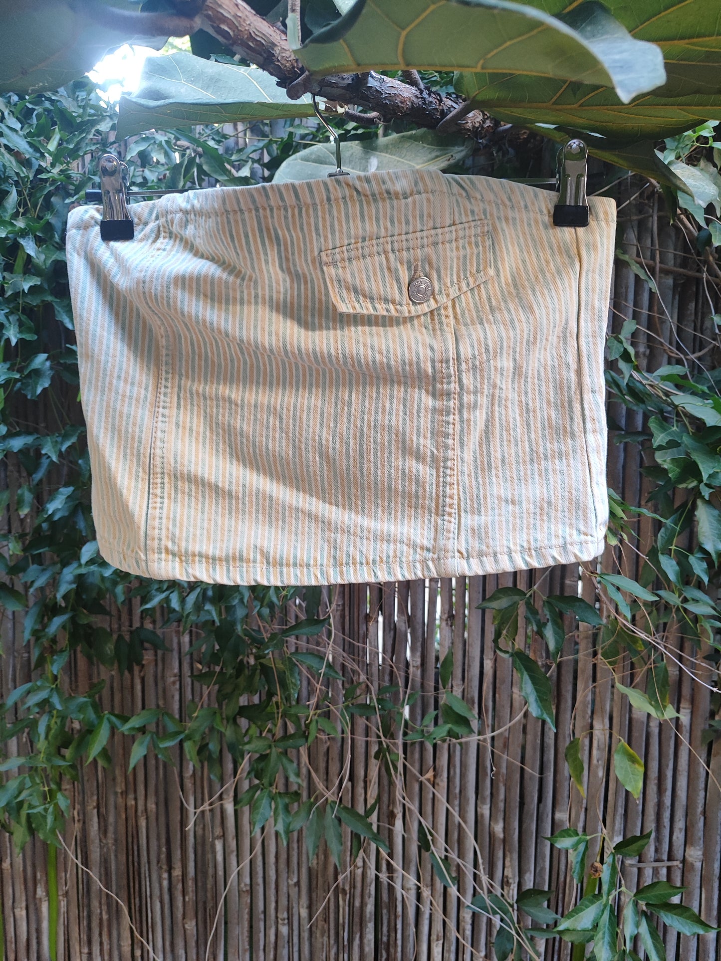 חולצת סטרפלס פסים פיסטוק צהוב עם כיס צידי