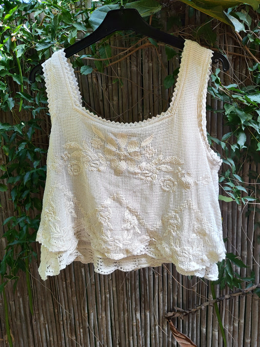 גופית קרושה קרופ רקומה על רשת רבועים קטנים.ZARA