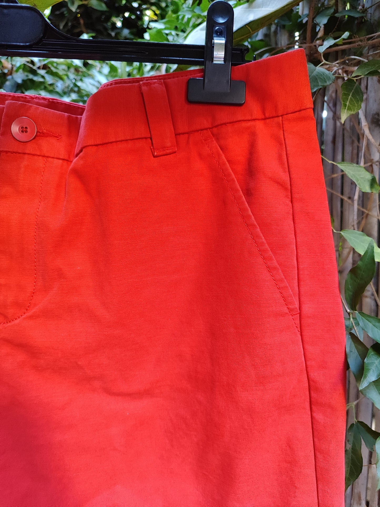 מכנסיים קצרים אדומים קלאסיים KHAKIS BY GAP