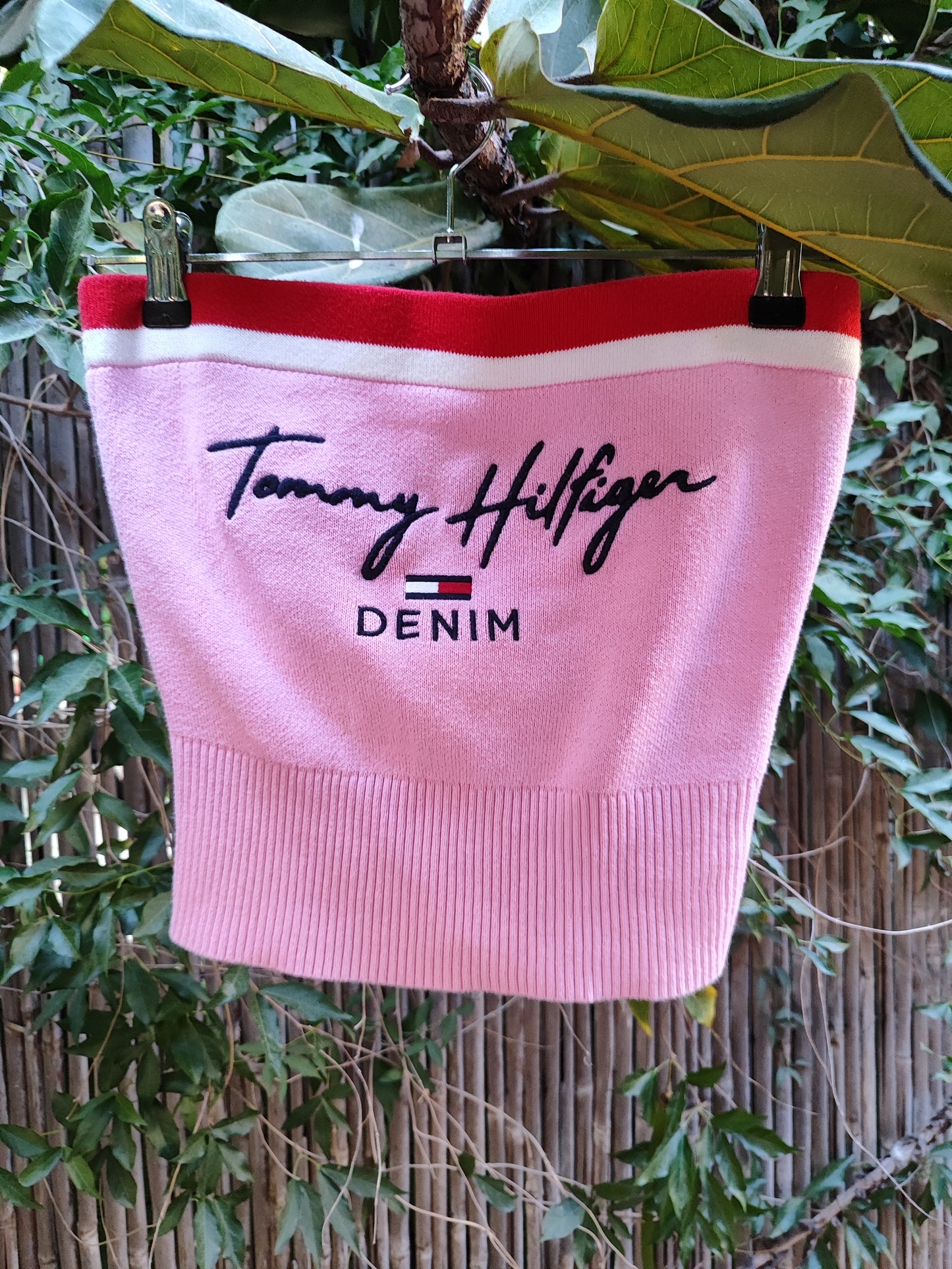 חולצת סטרפלס סריג בורוד עם הלוגו של TOMMY HILFIGER