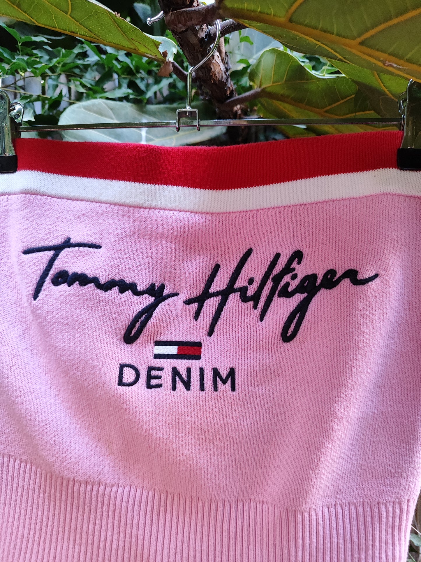 חולצת סטרפלס סריג בורוד עם הלוגו של TOMMY HILFIGER