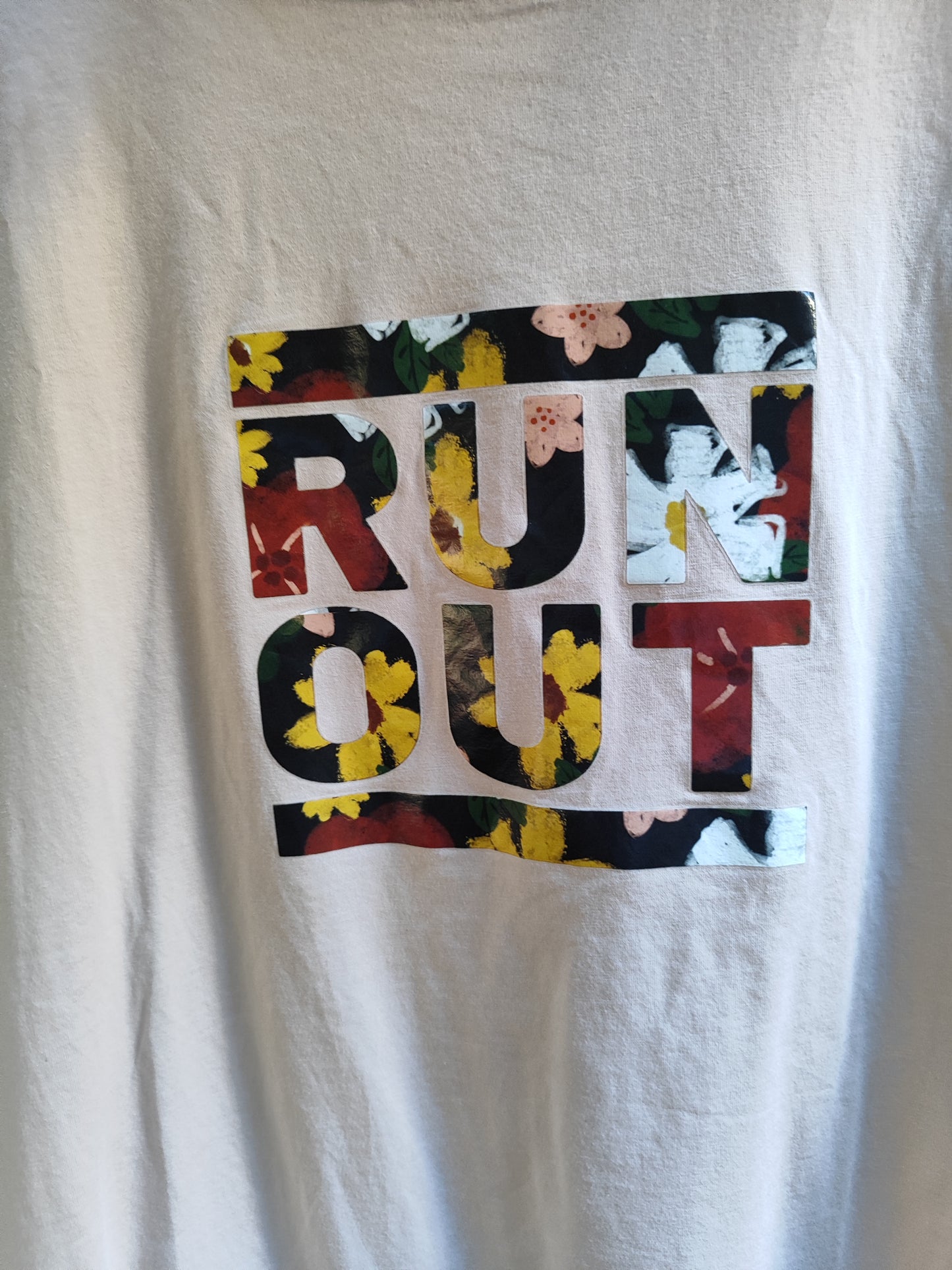 RUN OUTחולצה קייצית קרם קצרה הדפס פרחוני.