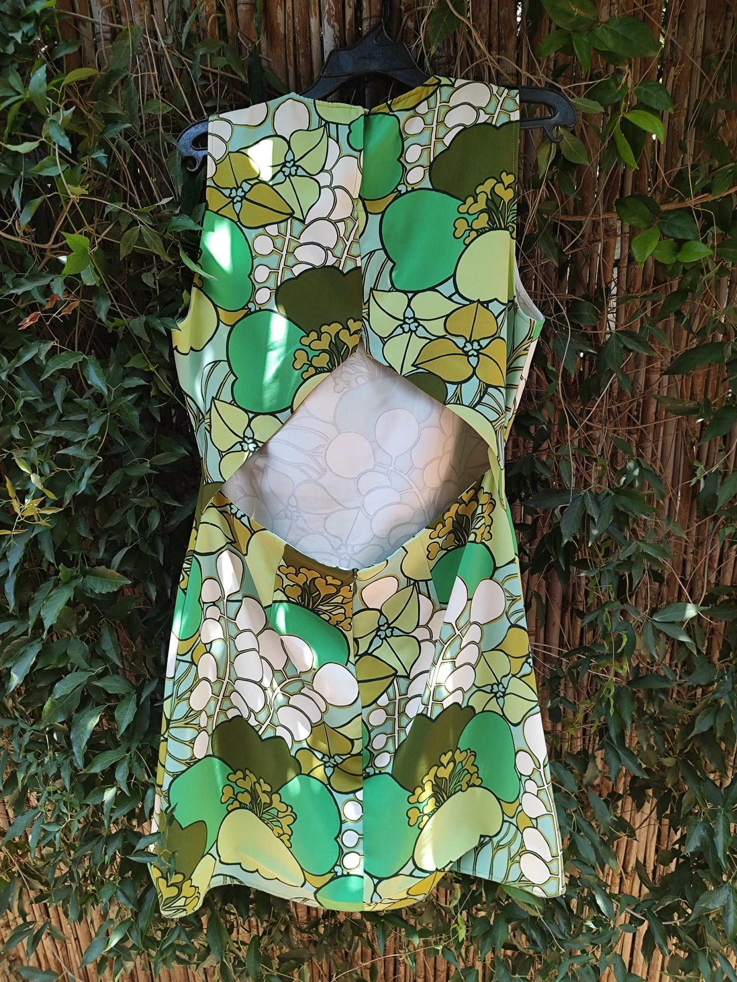 ZARA שמלה מיני  קייצית בגן ירוק. ללא שרוולים הפתעה בגב