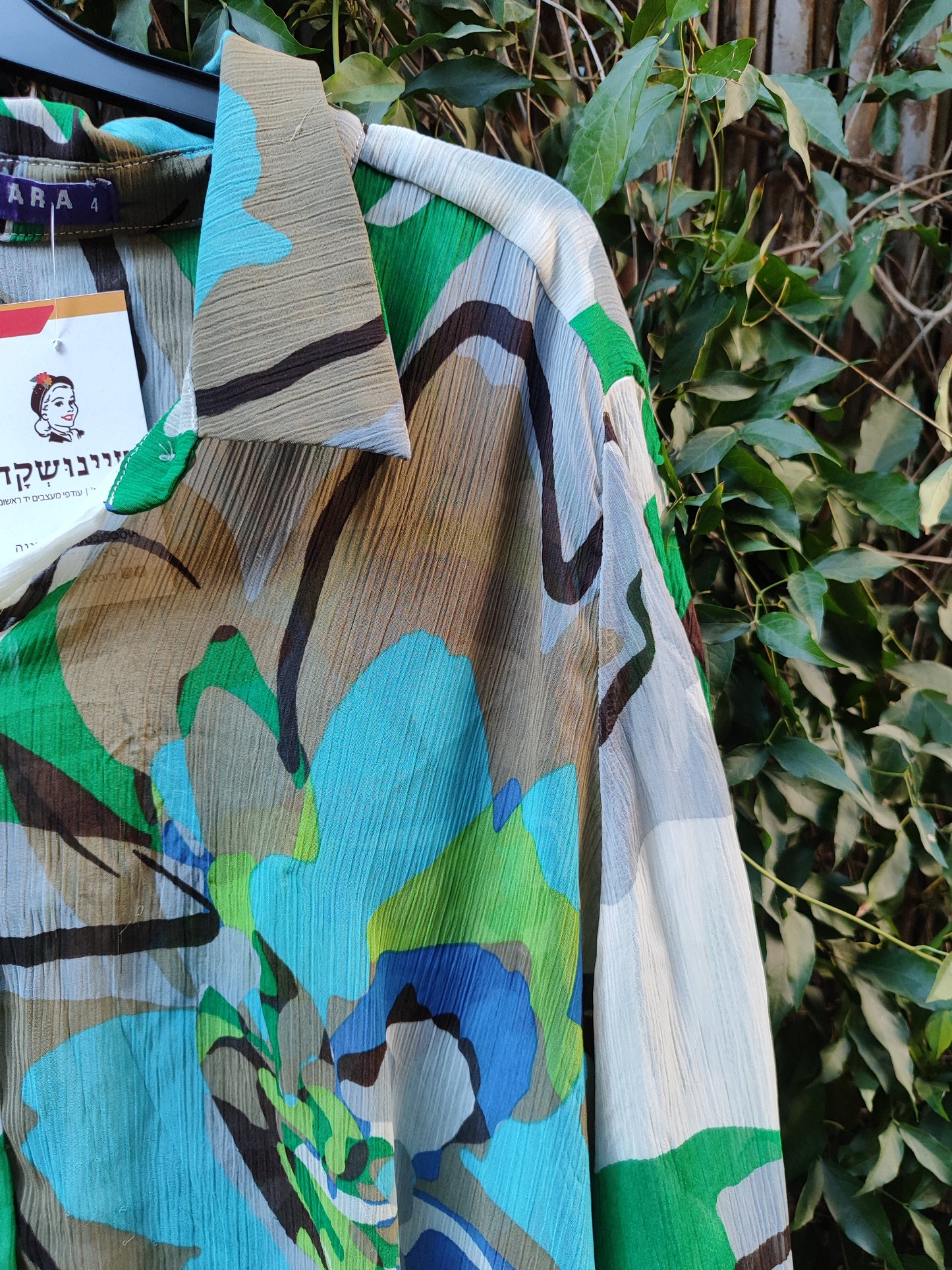 חולצה מכופתרת.שיפון .קלילה בטקסטורת פסים . בצורות וצבעים . HAGARA