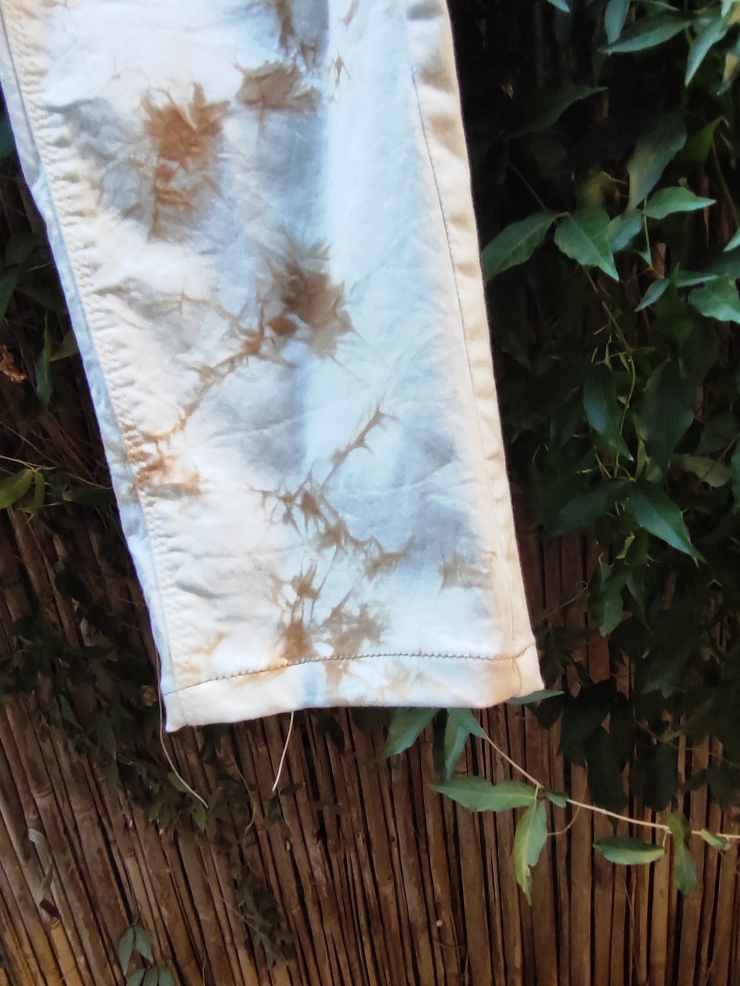 מכנסיי בד קרם בצבעי מוקה טאי דאי קלאסיות.