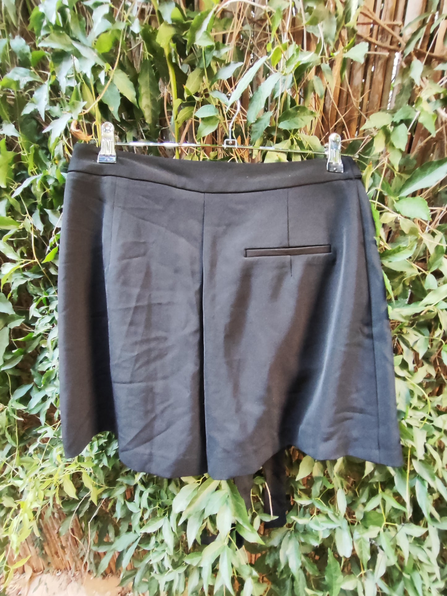 חצאית מכנס שחורים בתוספת חגורה תואמת עם כיסיםZARA