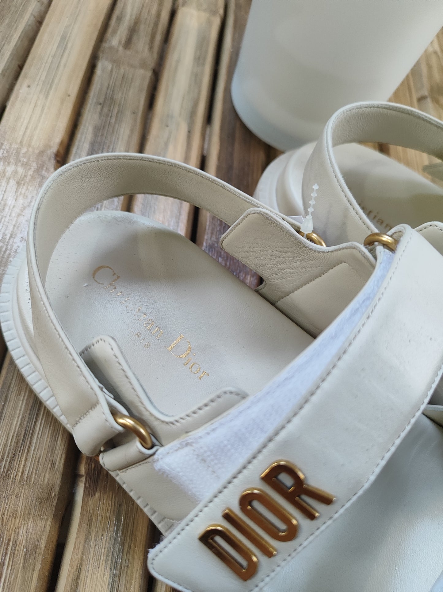 DIOR. סנדלים לבנות של כריסטיאן דיור .לוגו מוזהב