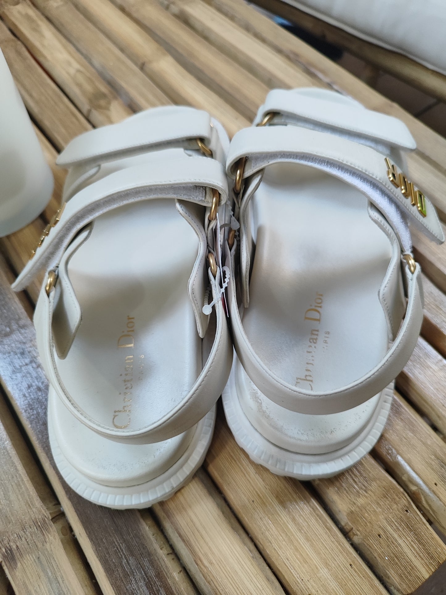 DIOR. סנדלים לבנות של כריסטיאן דיור .לוגו מוזהב