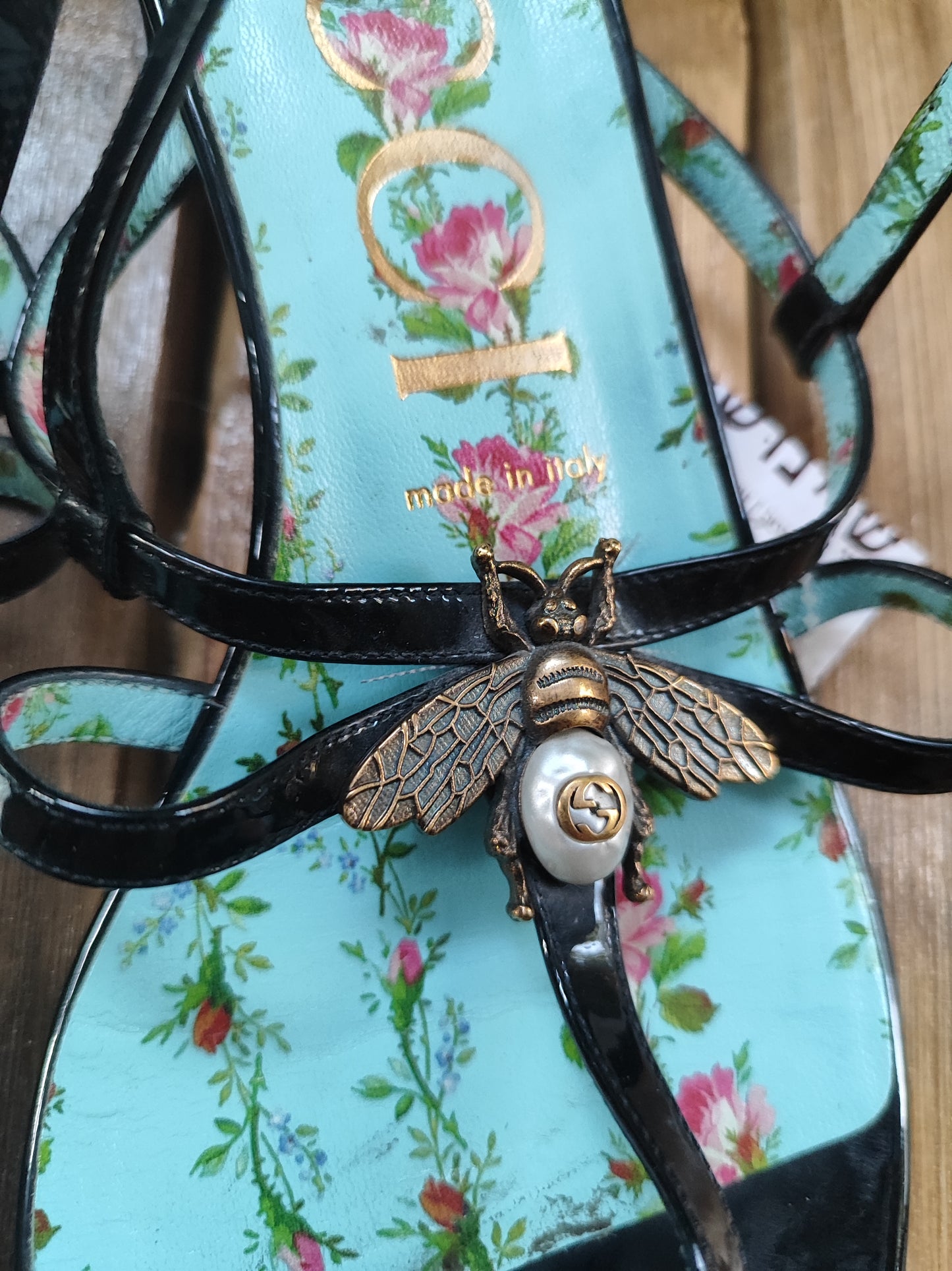 GUCCI סנדלים שטוחות בשחור עם אבזם חרק ייחודי