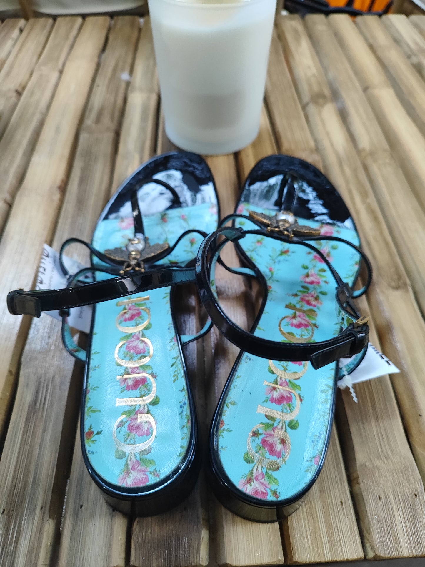 GUCCI סנדלים שטוחות בשחור עם אבזם חרק ייחודי