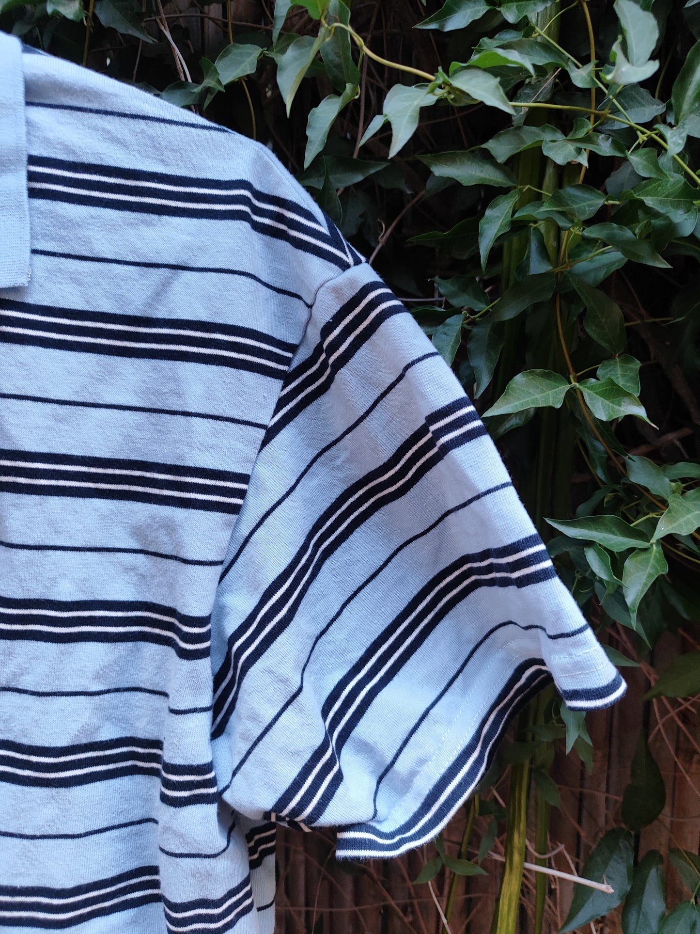 חולצה קצרה תכלת בגזרה רבועית . פסים שחור ונגיעות לבן BLUEBERRY