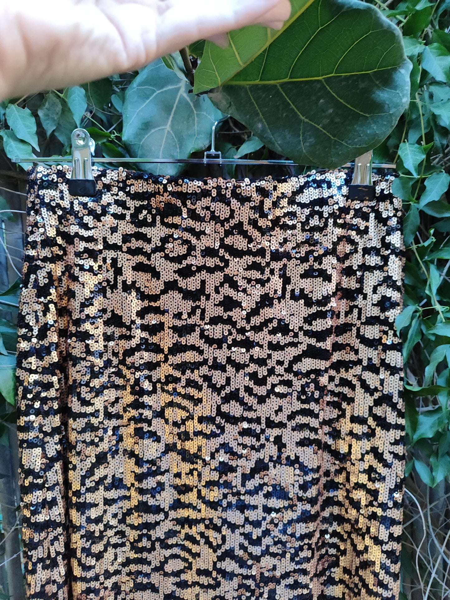 ZARA. חצאית דיסקו. מקסי צרה .פייטים מוזהים על שחור