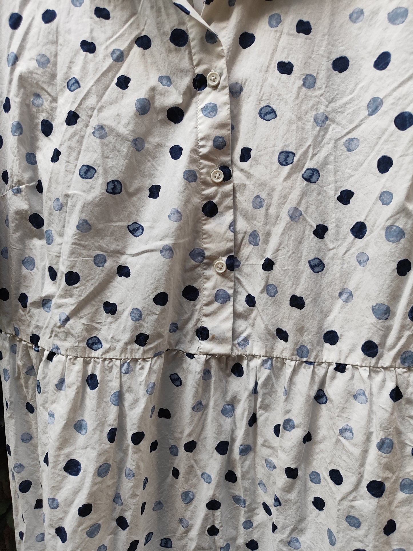 DKNY. שמלה לבנה מכופתרת עיגולים בכחול ותכלת