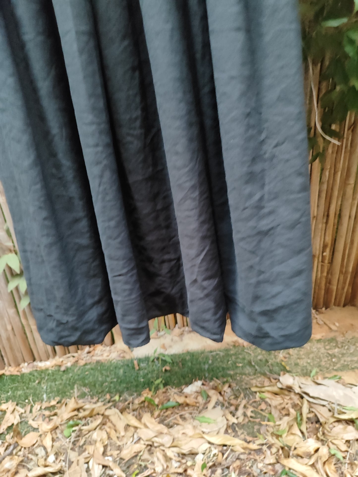 שמלה שחורה טורסו צמוד מסתובבת בחצאית