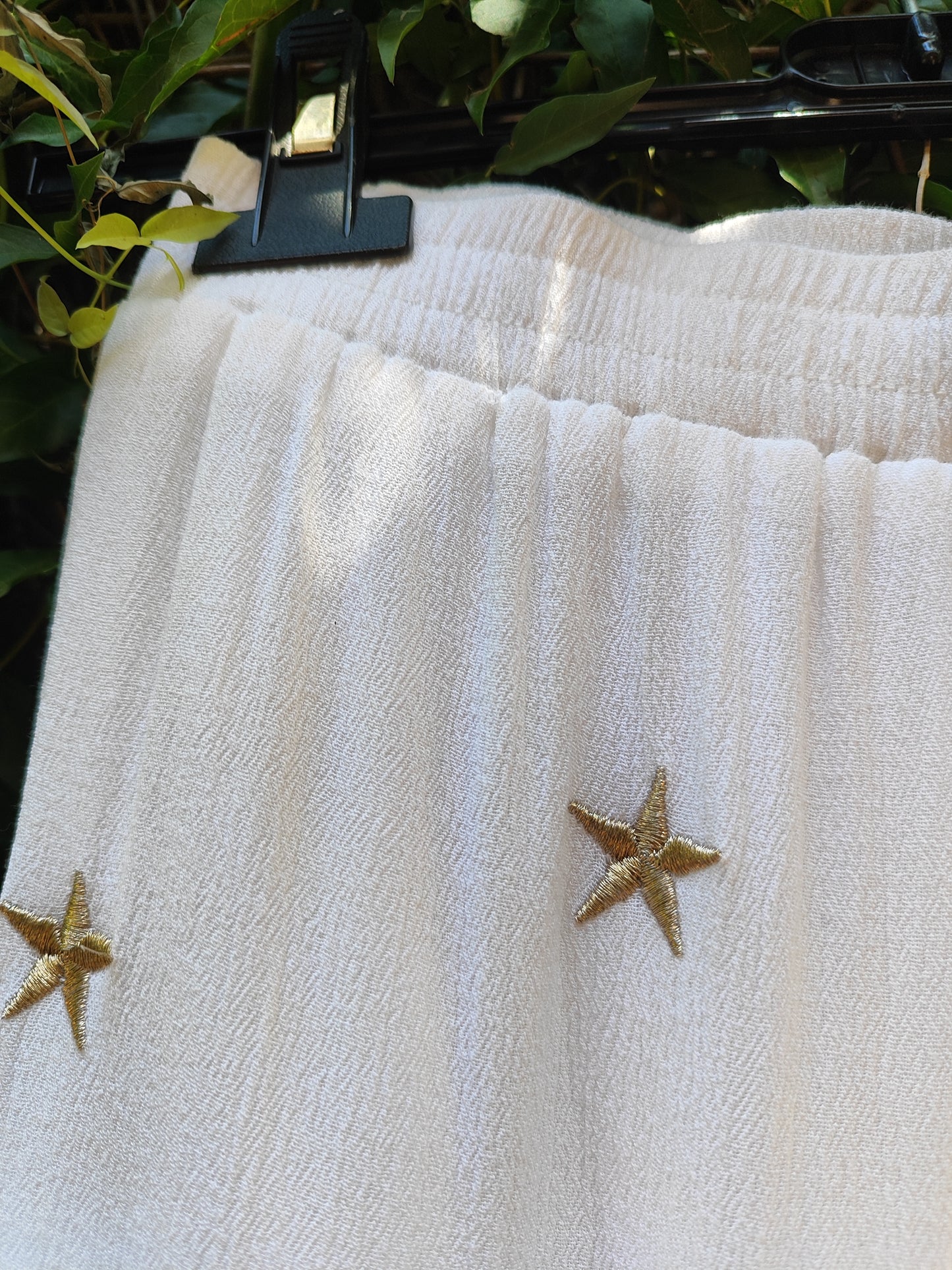 חצאית מיני  מדורגת לבנה עם כוכבי זהב