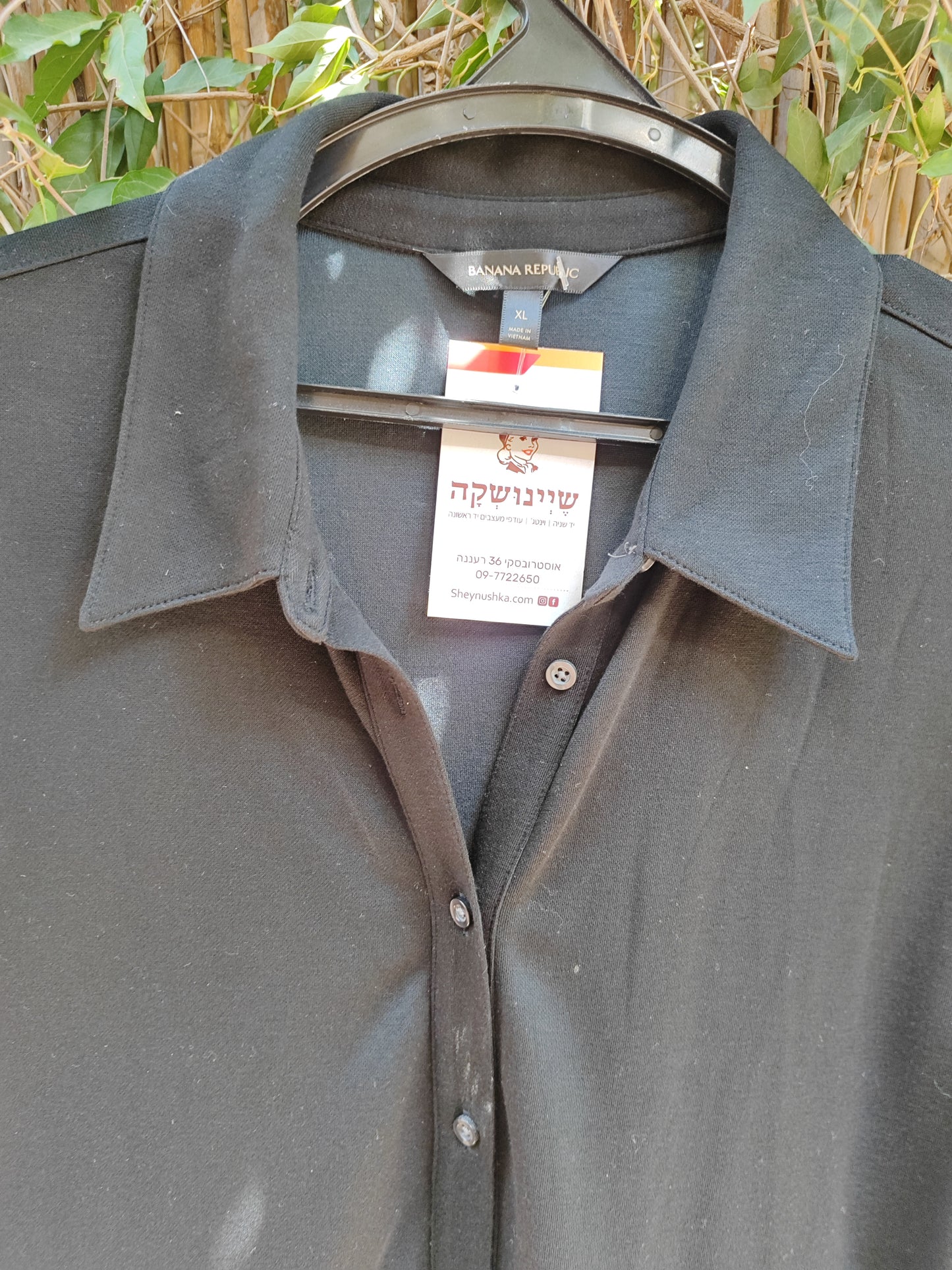 BANANA REPUBLIC. חולצה שחורה קצרה מכופתרת קלילה