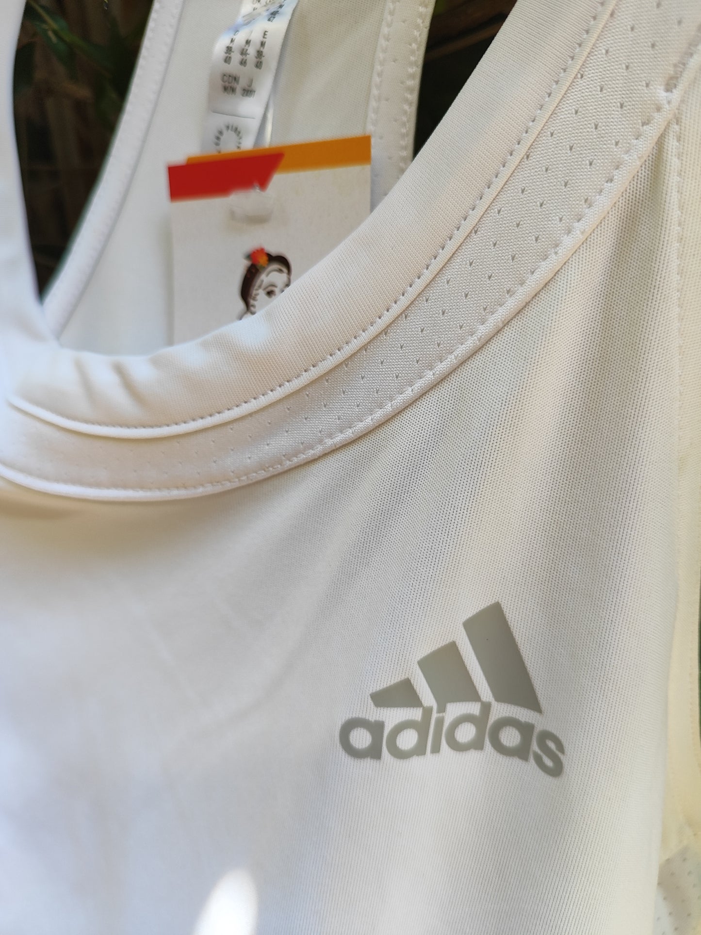ADIDAS. גופיה לבנה אימונית.דריי פיט