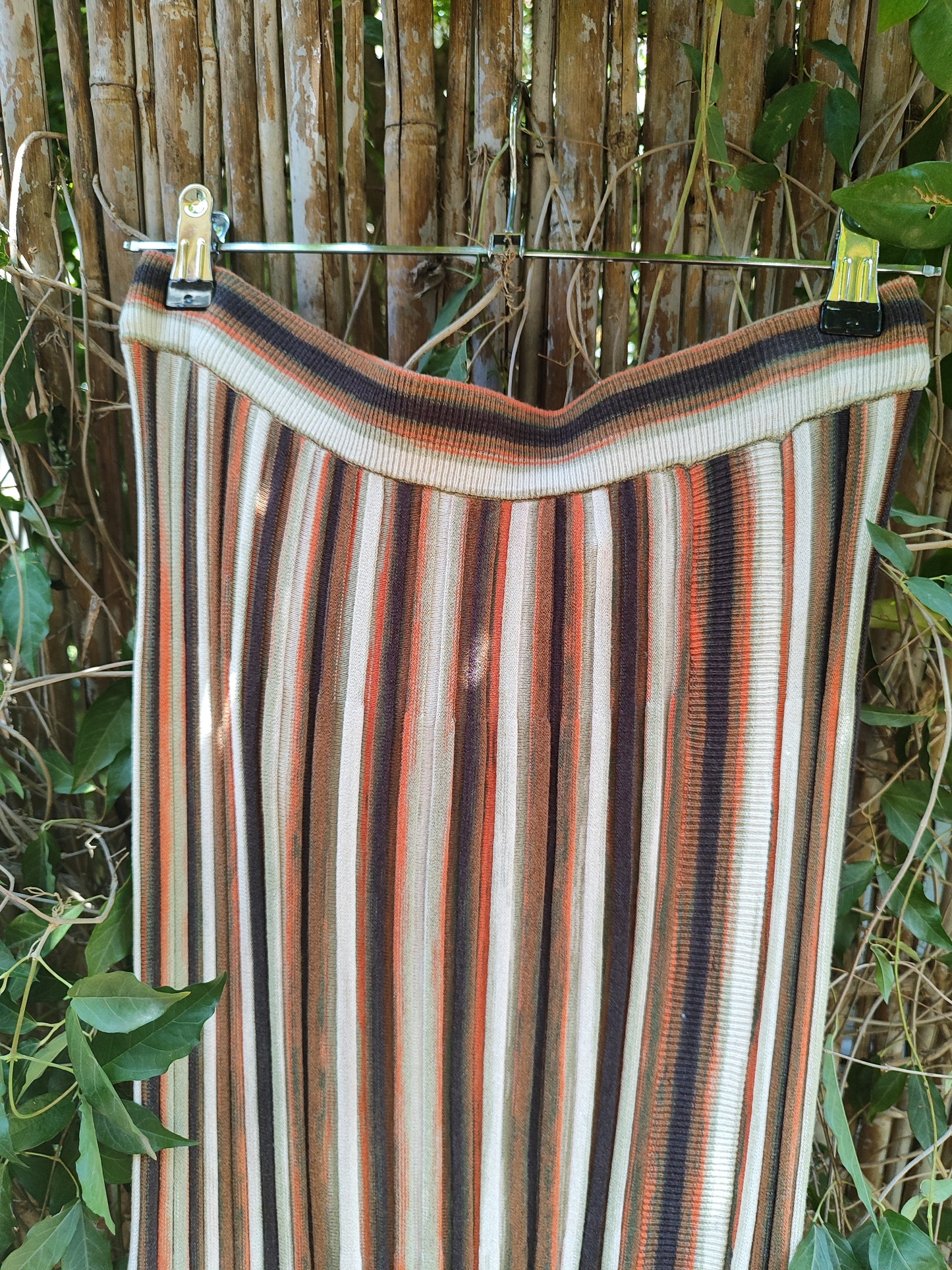 חצאית מקסי בגזרה צמורה. פסי אדמה לאורך.סריג. MASSIMO DUTTI