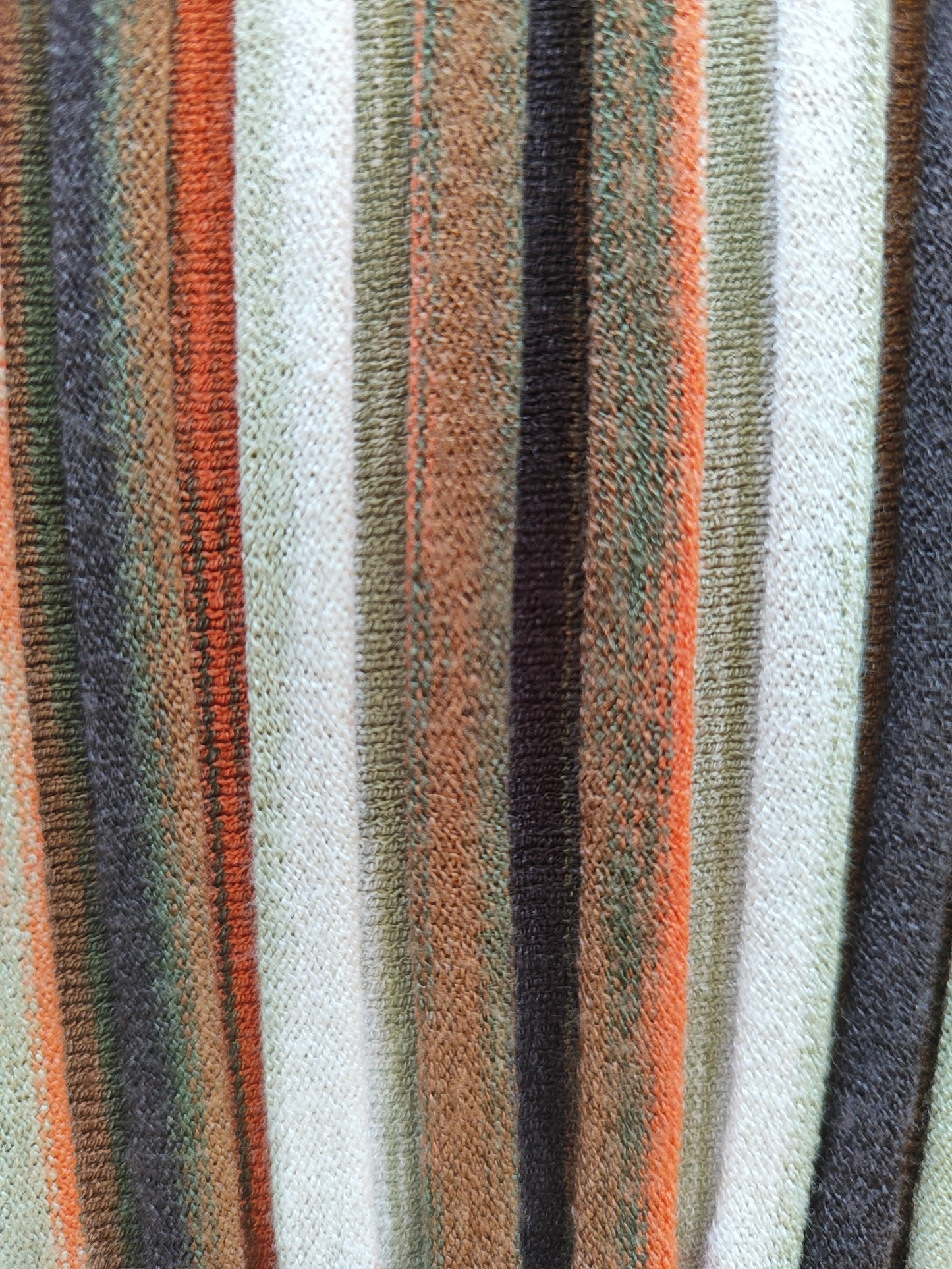 חצאית מקסי בגזרה צמורה. פסי אדמה לאורך.סריג. MASSIMO DUTTI
