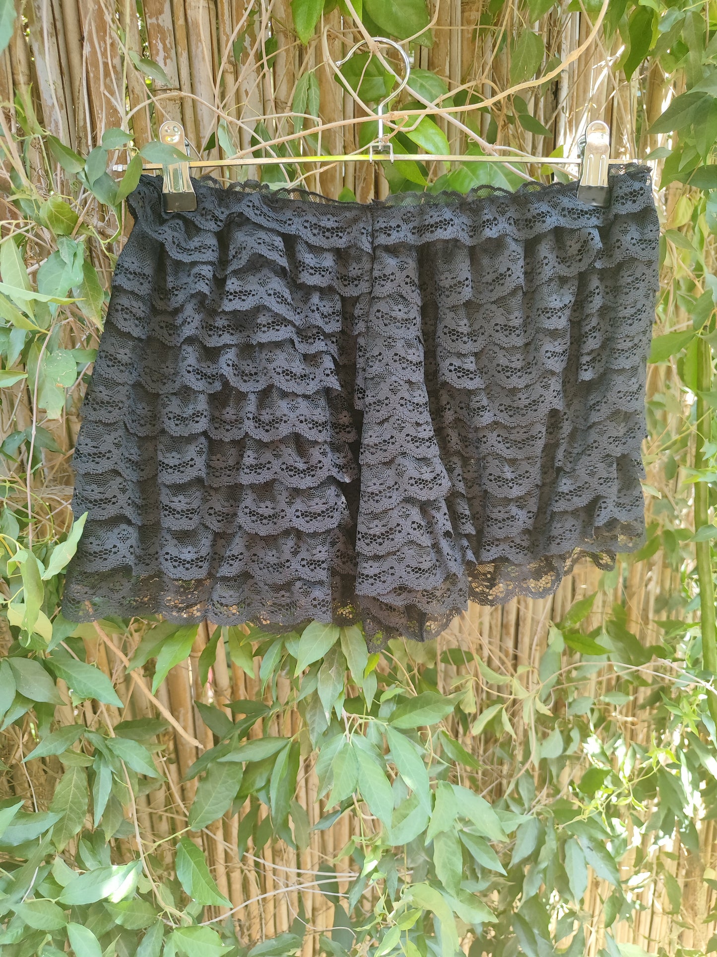 מכנסיים קצרים מדורגים בתחרה שחורה